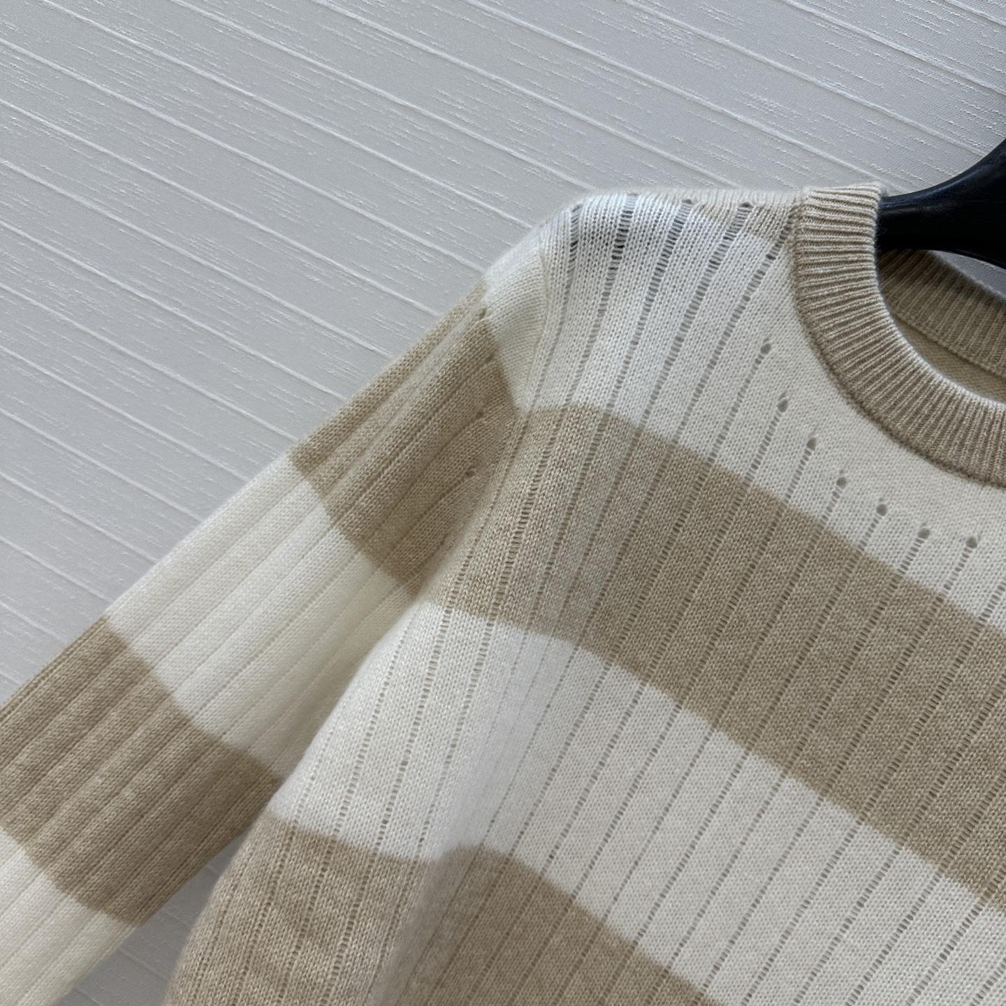 “Exclusive P912 Women’s Suit: Soft, Cozy, Stripes, Metal Buttons, Two Colors” - 图片 3