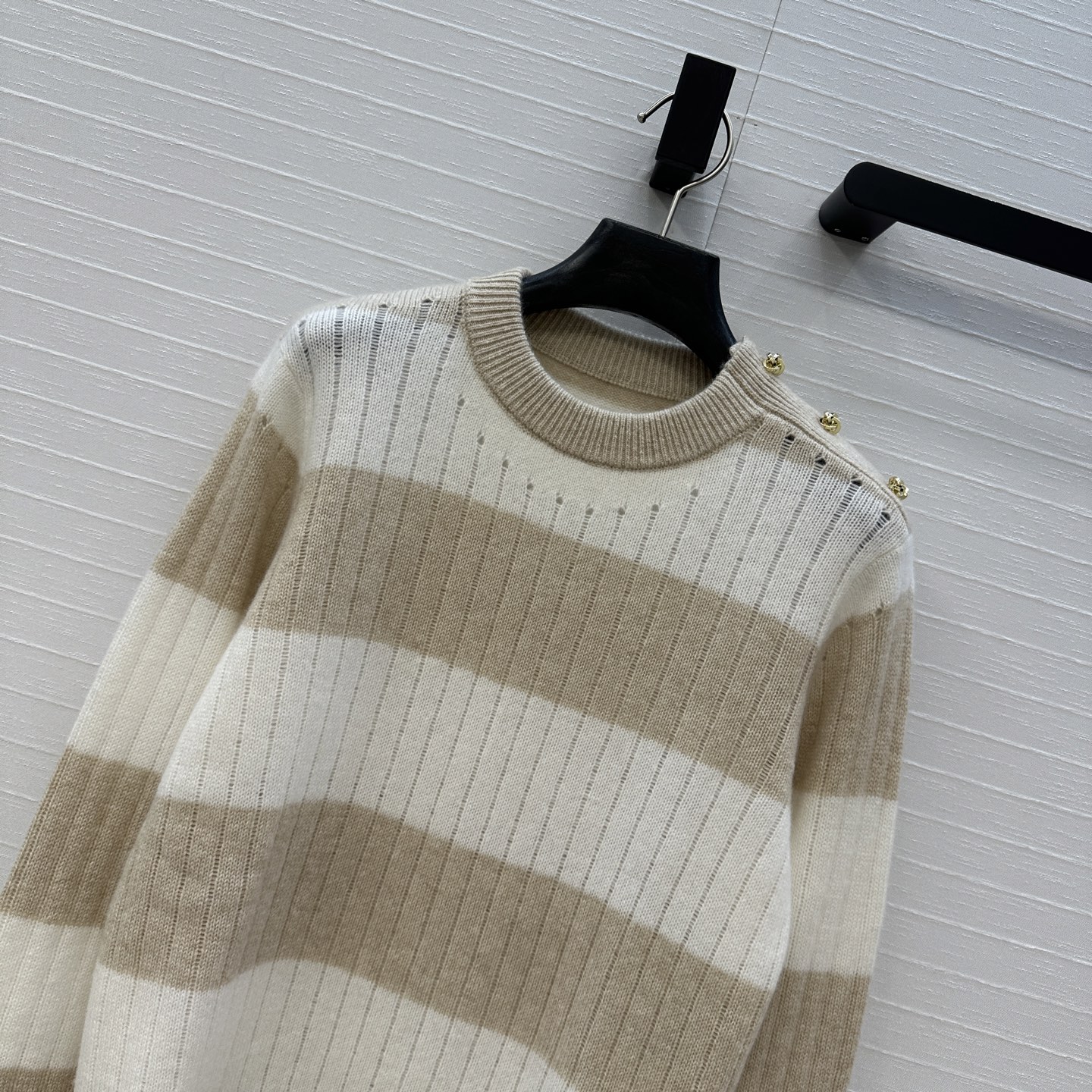 “Exclusive P912 Women’s Suit: Soft, Cozy, Stripes, Metal Buttons, Two Colors” - 图片 2