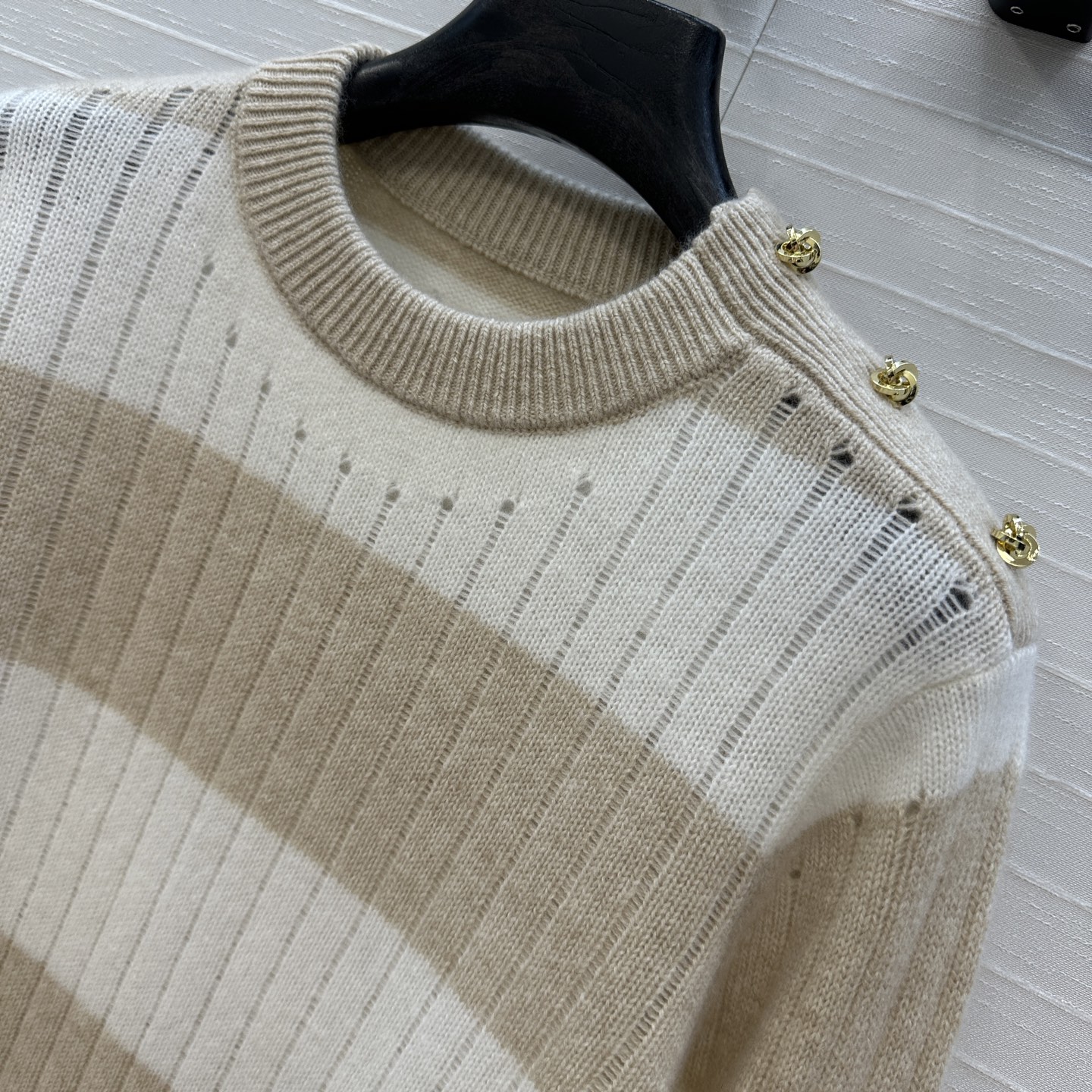 “Exclusive P912 Women’s Suit: Soft, Cozy, Stripes, Metal Buttons, Two Colors” - 图片 4
