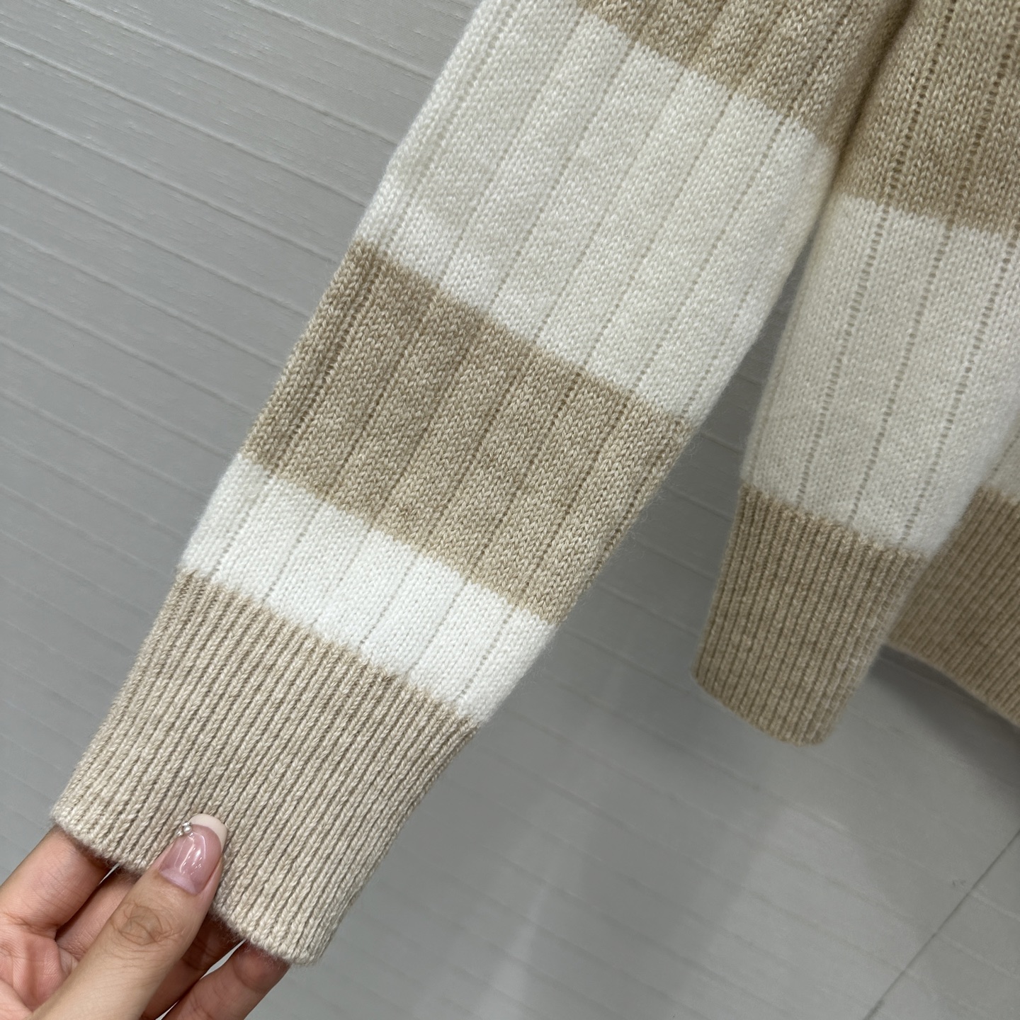 “Exclusive P912 Women’s Suit: Soft, Cozy, Stripes, Metal Buttons, Two Colors” - 图片 5