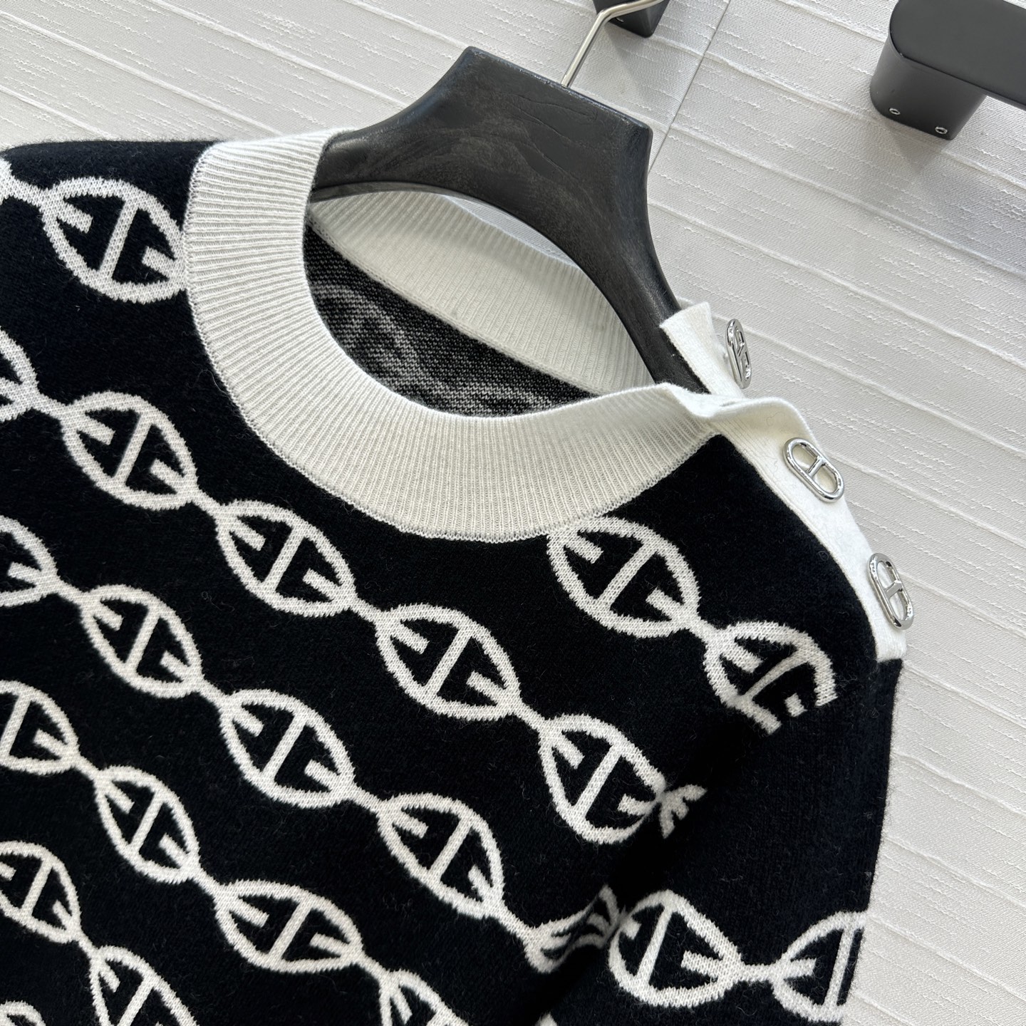 “Stylish P912 Velvet Knit Shirt in Three Colors – Elegant and Fashionable Design for All Sizes” - 图片 4