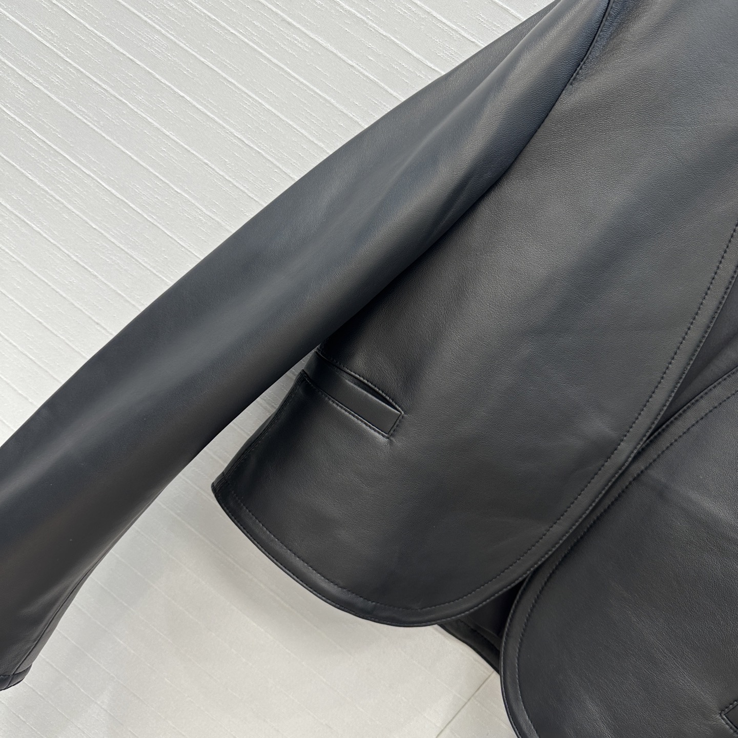 独家首发！高端原单❤️Alai*25新品羊皮弯刀袖开领夹克小外套！极简主义立体弧形剪裁小短款版型百搭不挑