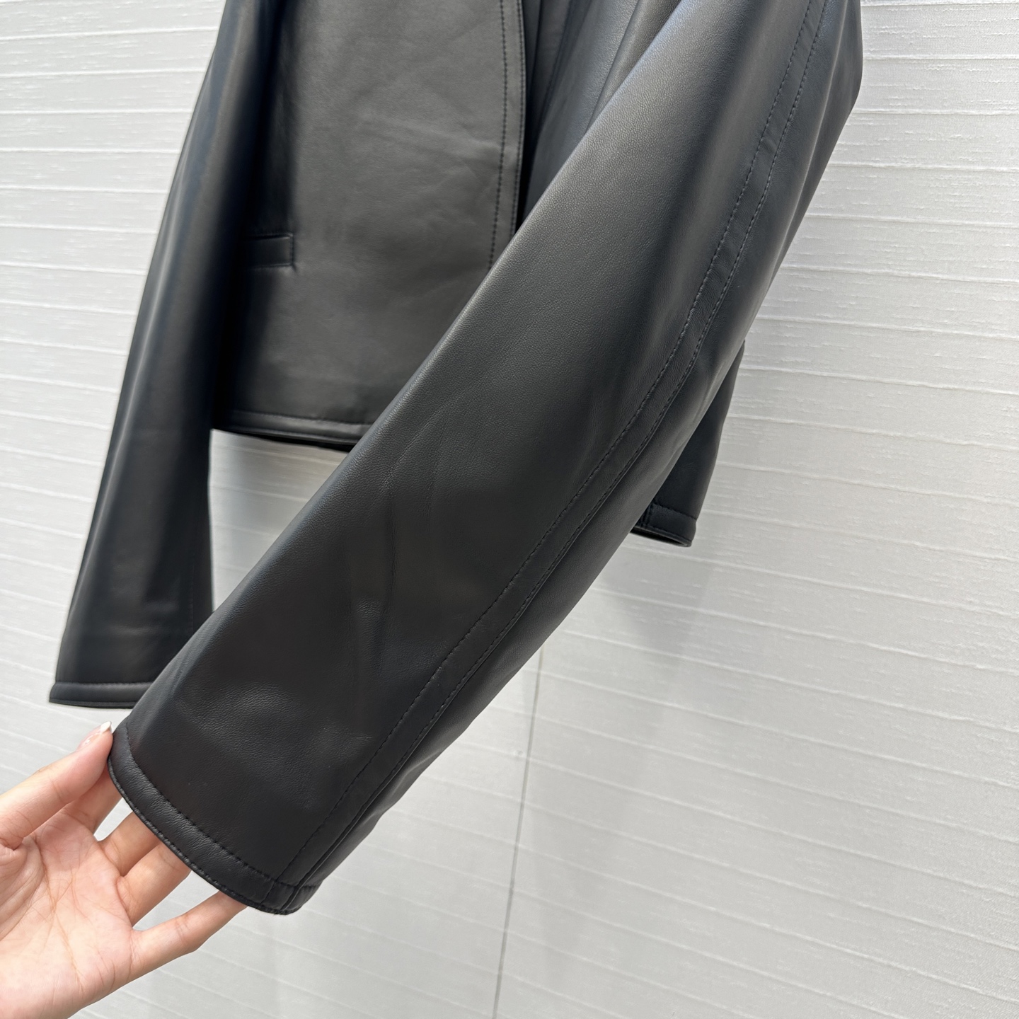 独家首发！高端原单❤️Alai*25新品羊皮弯刀袖开领夹克小外套！极简主义立体弧形剪裁小短款版型百搭不挑