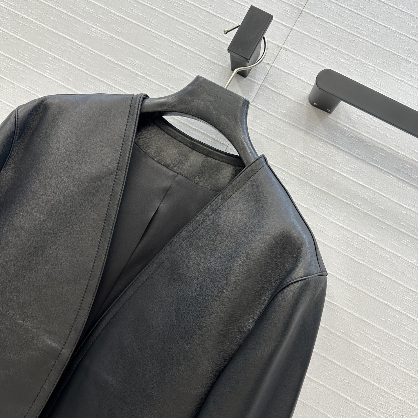 独家首发！高端原单❤️Alai*25新品羊皮弯刀袖开领夹克小外套！极简主义立体弧形剪裁小短款版型百搭不挑