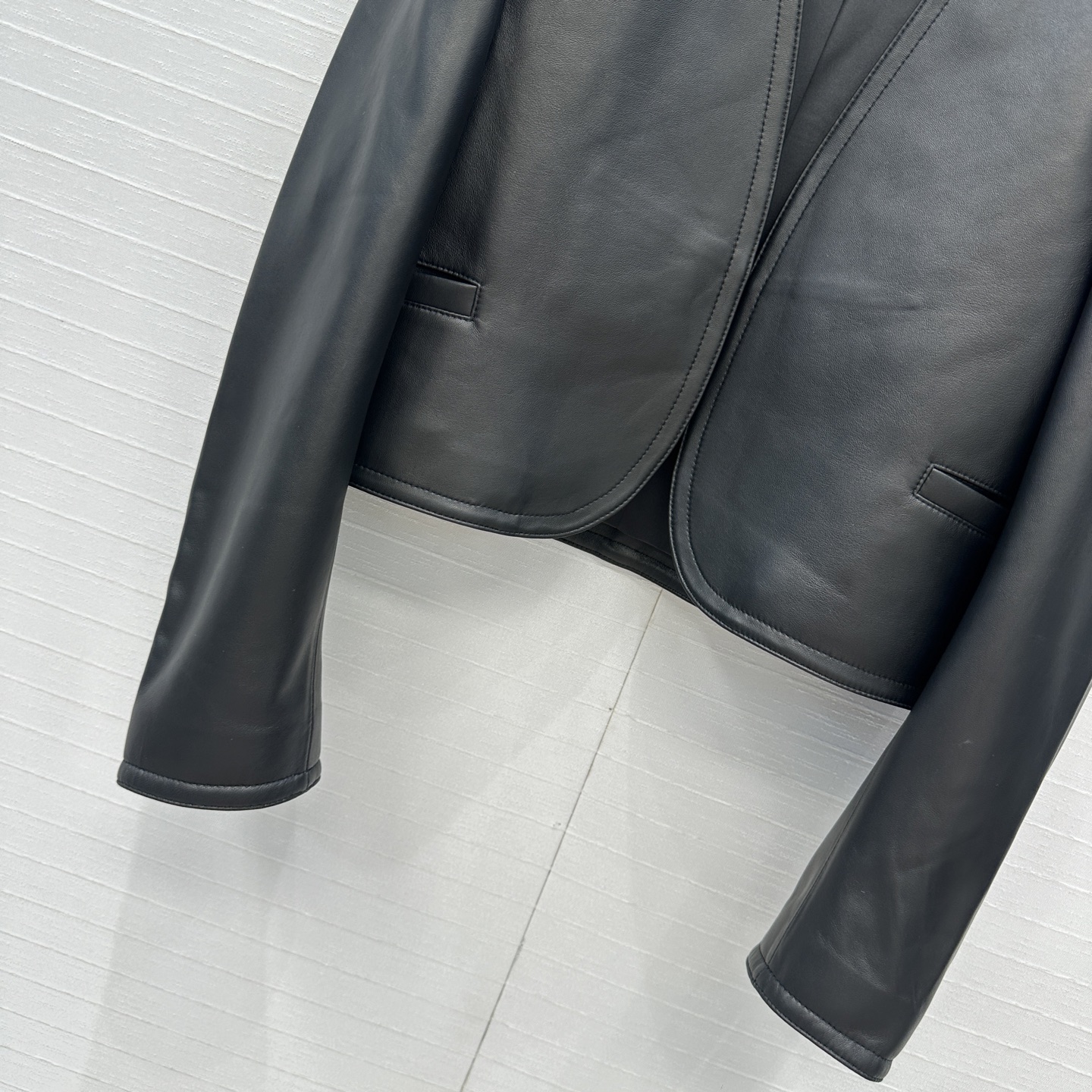 独家首发！高端原单❤️Alai*25新品羊皮弯刀袖开领夹克小外套！极简主义立体弧形剪裁小短款版型百搭不挑