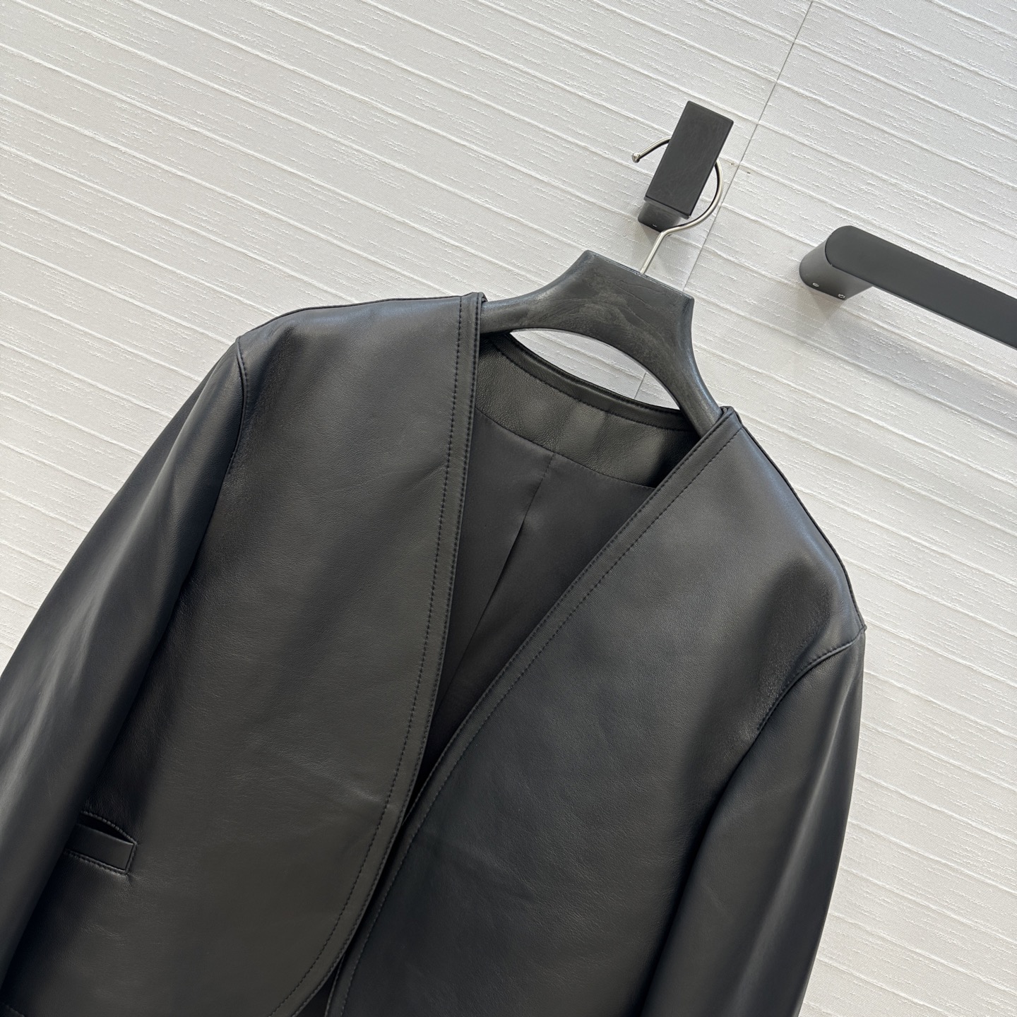 独家首发！高端原单❤️Alai*25新品羊皮弯刀袖开领夹克小外套！极简主义立体弧形剪裁小短款版型百搭不挑