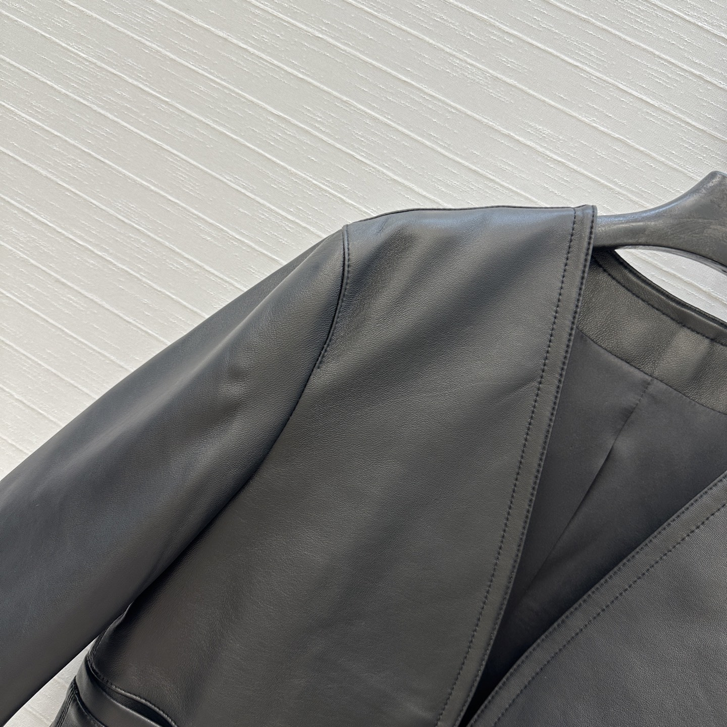 独家首发！高端原单❤️Alai*25新品羊皮弯刀袖开领夹克小外套！极简主义立体弧形剪裁小短款版型百搭不挑