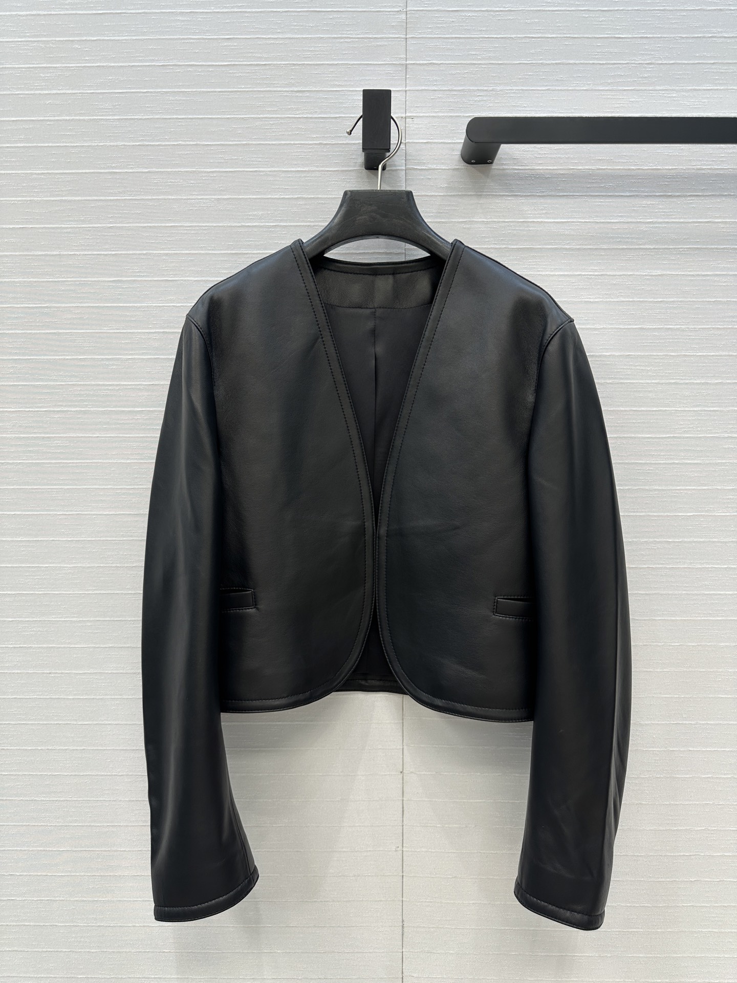 独家首发！高端原单❤️Alai*25新品羊皮弯刀袖开领夹克小外套！极简主义立体弧形剪裁小短款版型百搭不挑