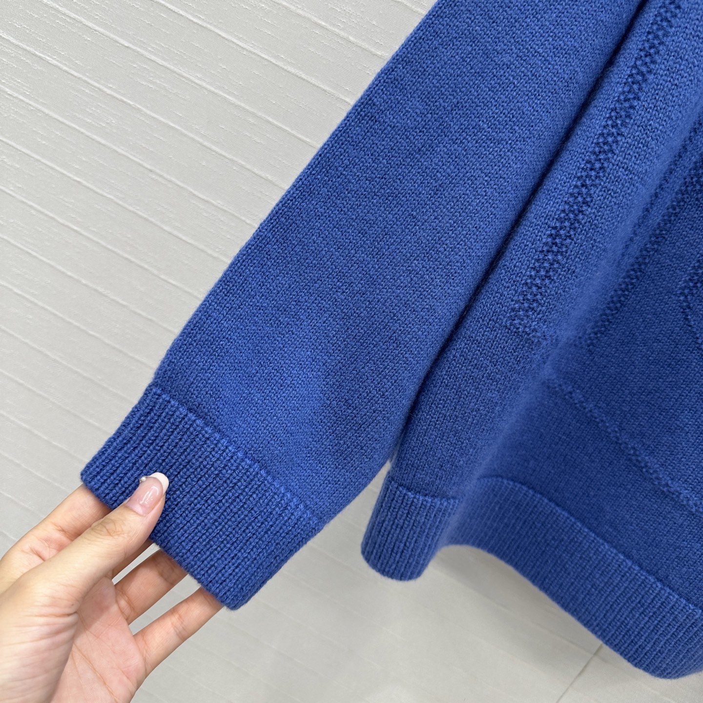 “High-Quality Female Packaged Explosive for Knitting Sweaters: Stylish, Simple, and Elegant Design” - 图片 5