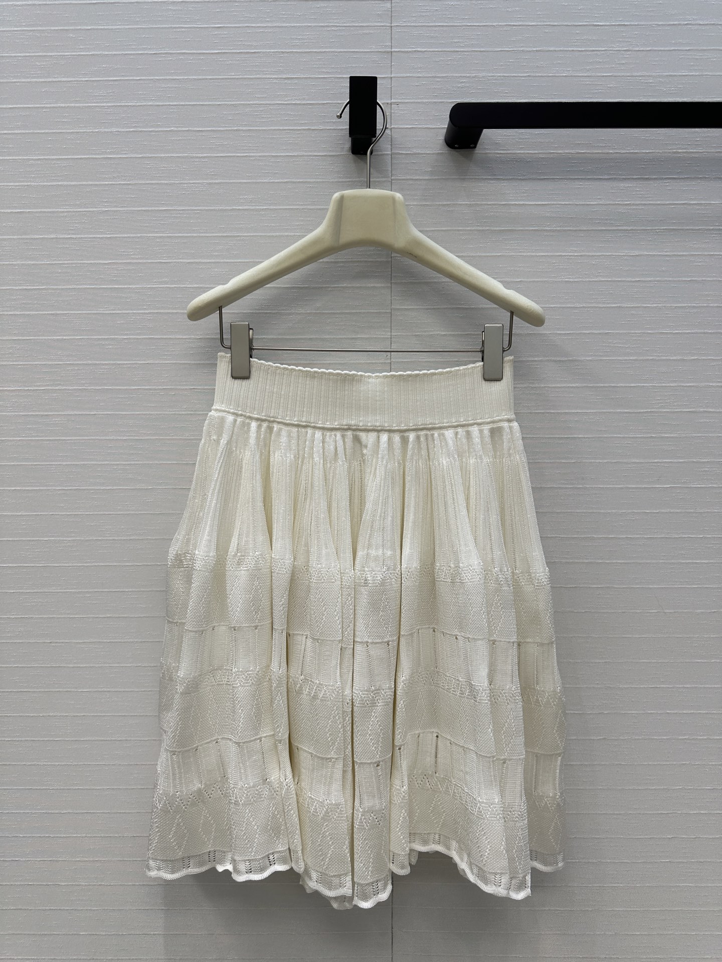 NO:778967,Highly recommend Alai*’s new ballet-style hollow knitted high-waisted skirt, a high-end style item!  The layered lace three-dimensional puffy skirt design has a playful and elegant style. The custom-made yarn feels smooth and delicate, and the fabric has a good drape!  The temperament goddess must receive payment!  Two colors, sizes S-L. Big order coming over!  Size 38, waist 64, skirt length 54..., women's clothing, alaia, skirts,19860909强烈推荐Alai*新品芭蕾风镂空针织高腰半裙,气质高级单品！层次感花边立体蓬蓬裙摆设计版型俏皮优雅的调调.定制纱线触感柔滑细腻,面料垂感佳！气质女神必收款！两色S-L码.大单子甩过来！38码腰围64,裙长54..,女装,alaia,skirts,,Women's clothing