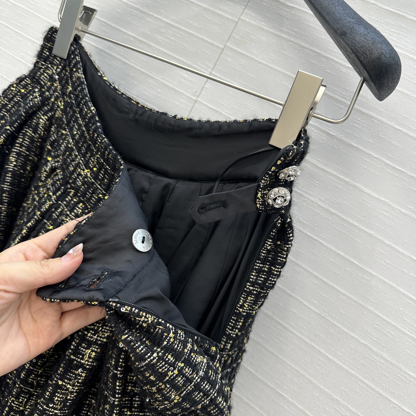 独家首发❤️高端原单品质❤️
白富美必入～复古宫廷风褶位长半裙！25a手工坊系列高级黑金色调珠片编织软花