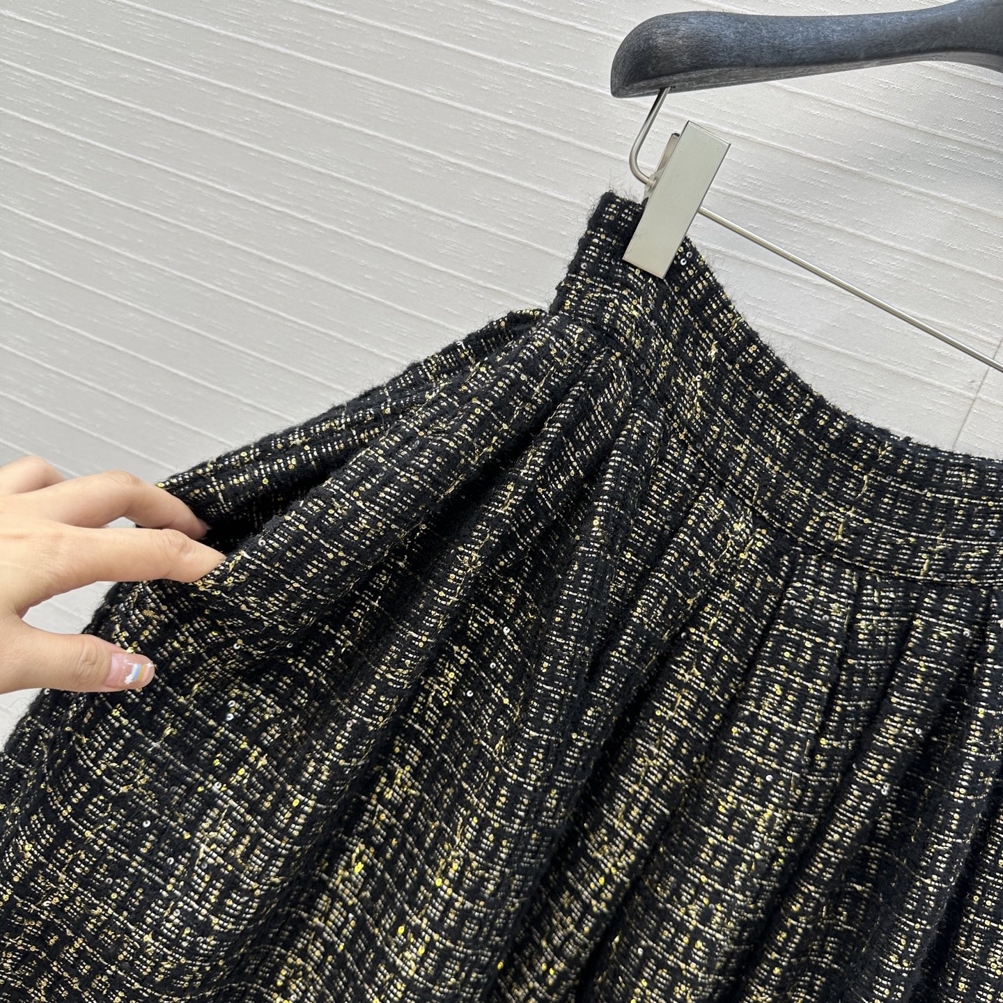 独家首发❤️高端原单品质❤️
白富美必入～复古宫廷风褶位长半裙！25a手工坊系列高级黑金色调珠片编织软花