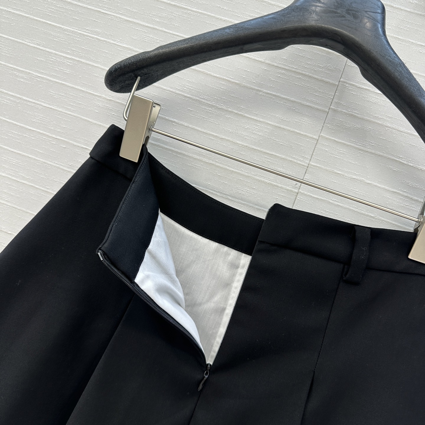 独家首发❤️miu系少女穿搭！知性分子学院风压褶短半裙，撞色压褶内衬拼接假两件式设计甜酷兼备减龄穿搭。经