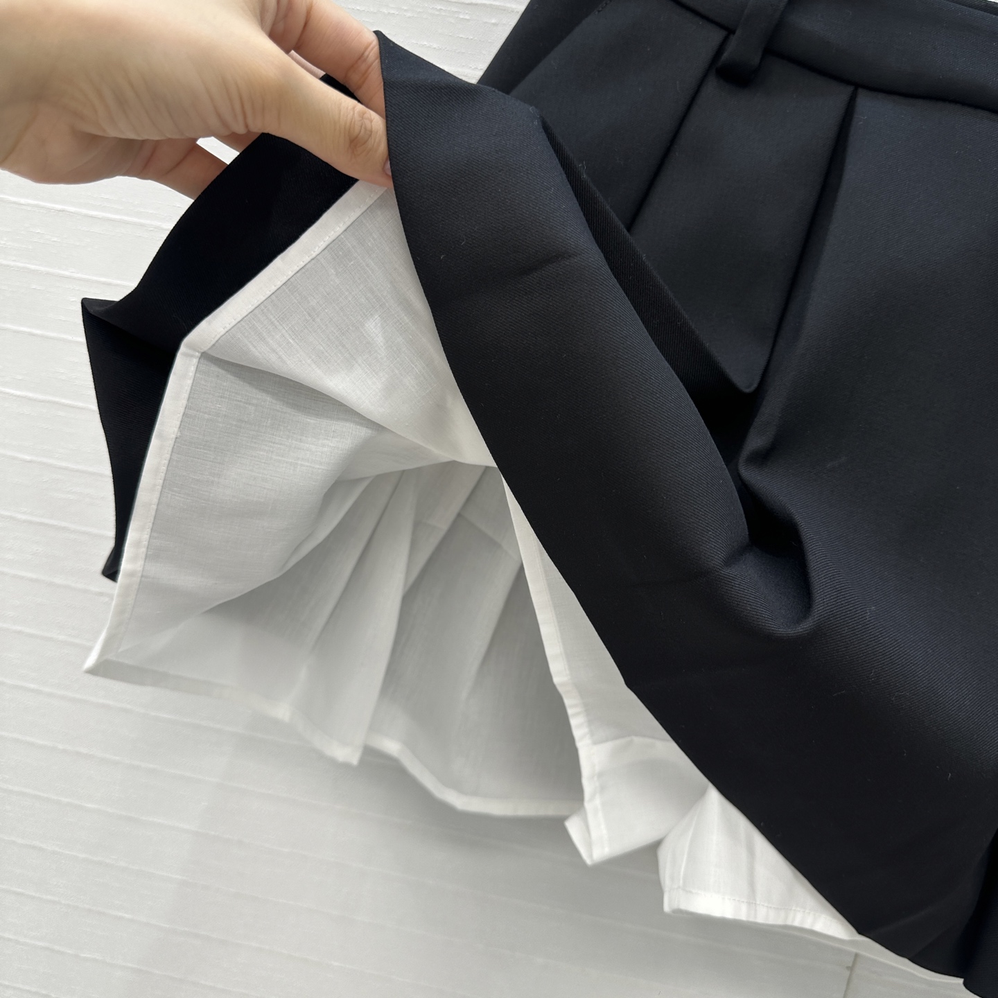 独家首发❤️miu系少女穿搭！知性分子学院风压褶短半裙，撞色压褶内衬拼接假两件式设计甜酷兼备减龄穿搭。经