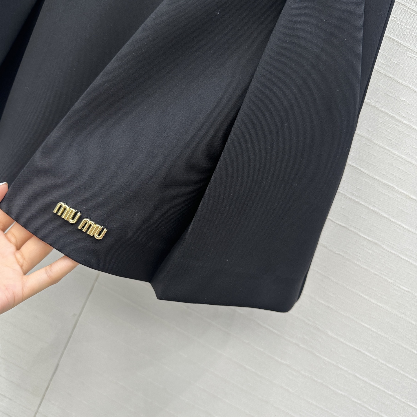 独家首发❤️miu系少女穿搭！知性分子学院风压褶短半裙，撞色压褶内衬拼接假两件式设计甜酷兼备减龄穿搭。经