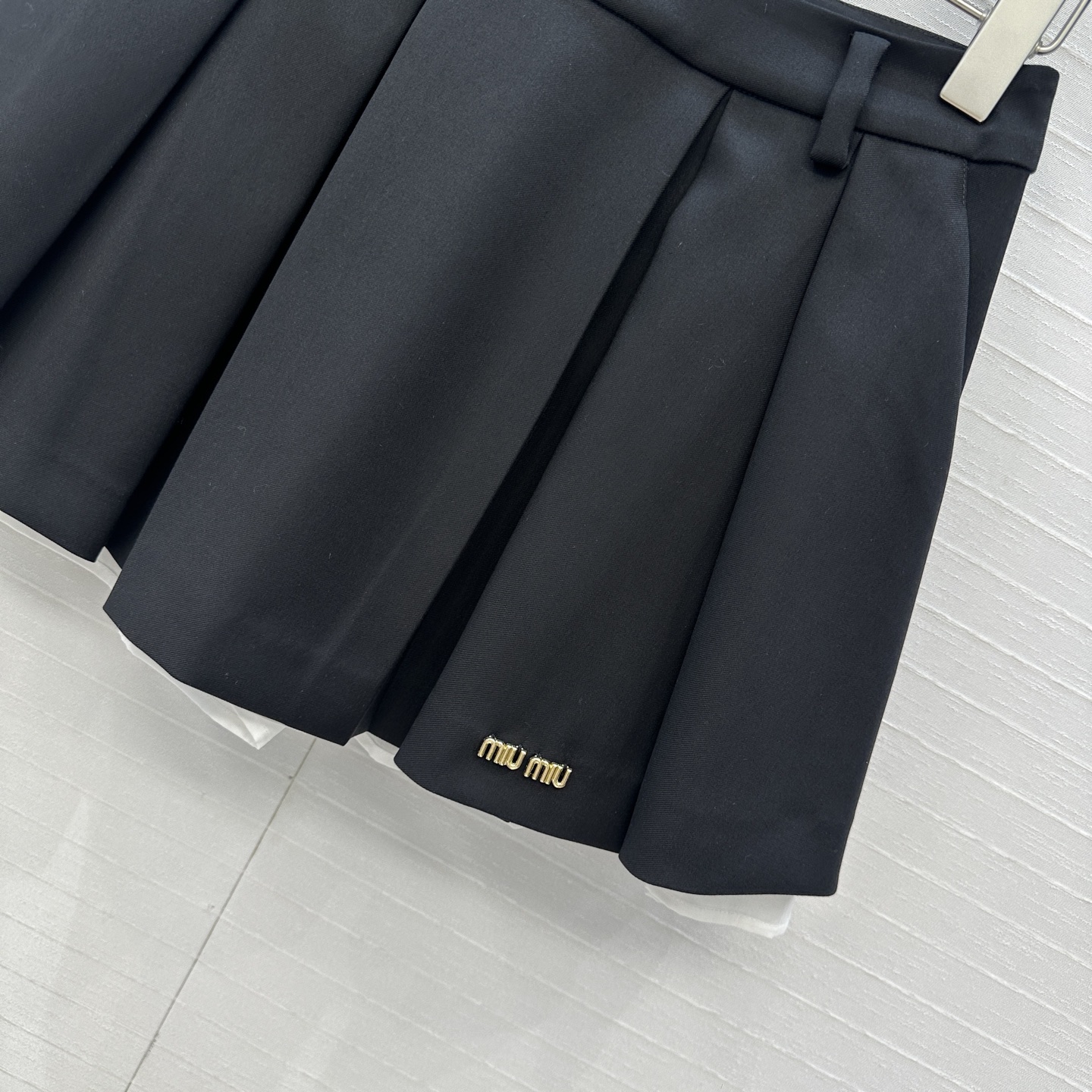 独家首发❤️miu系少女穿搭！知性分子学院风压褶短半裙，撞色压褶内衬拼接假两件式设计甜酷兼备减龄穿搭。经