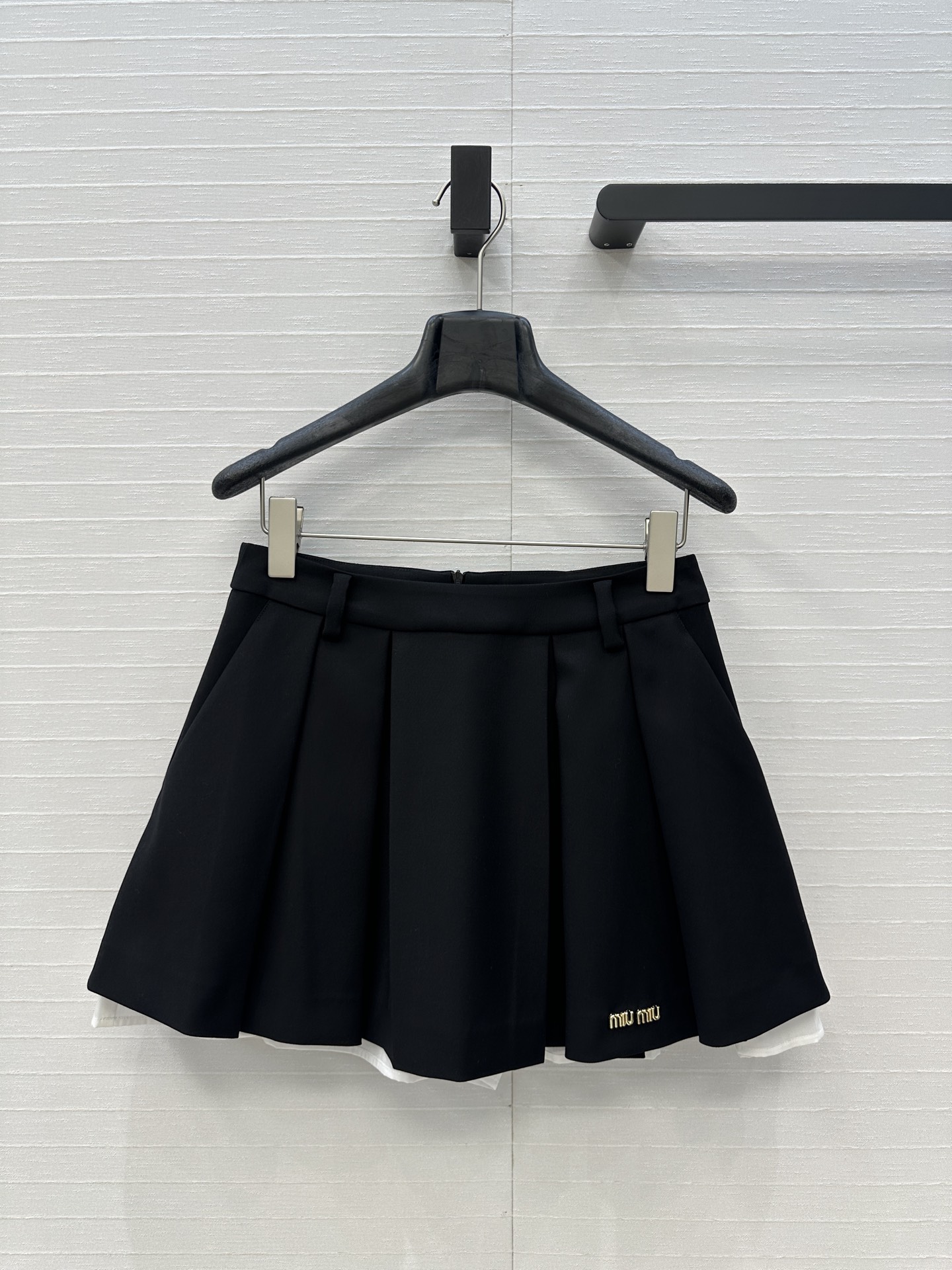 独家首发❤️miu系少女穿搭！知性分子学院风压褶短半裙，撞色压褶内衬拼接假两件式设计甜酷兼备减龄穿搭。经