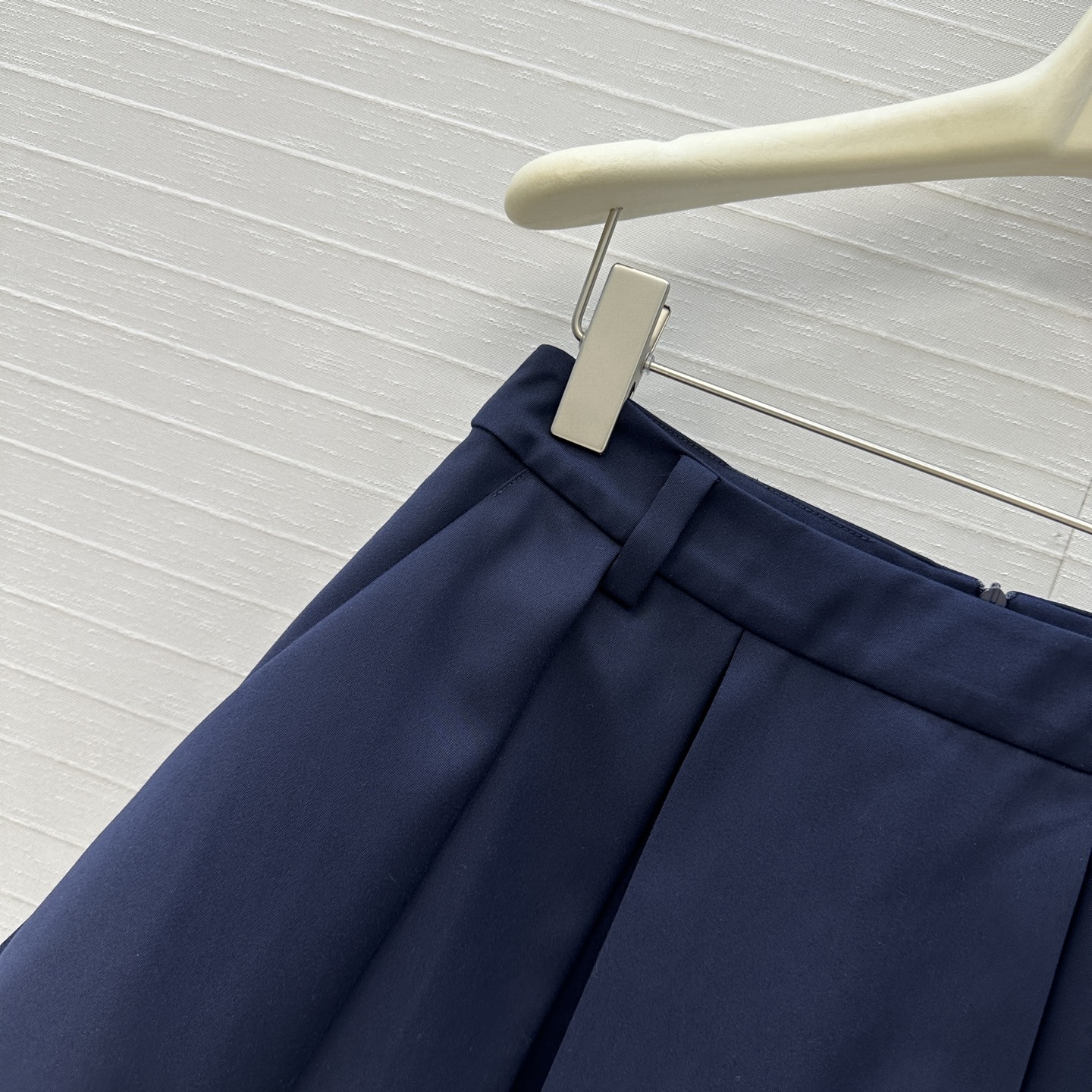 独家首发❤️miu系少女穿搭！知性分子学院风压褶短半裙，撞色压褶内衬拼接假两件式设计甜酷兼备减龄穿搭。经