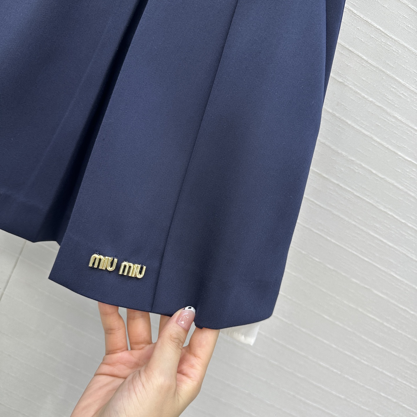 独家首发❤️miu系少女穿搭！知性分子学院风压褶短半裙，撞色压褶内衬拼接假两件式设计甜酷兼备减龄穿搭。经