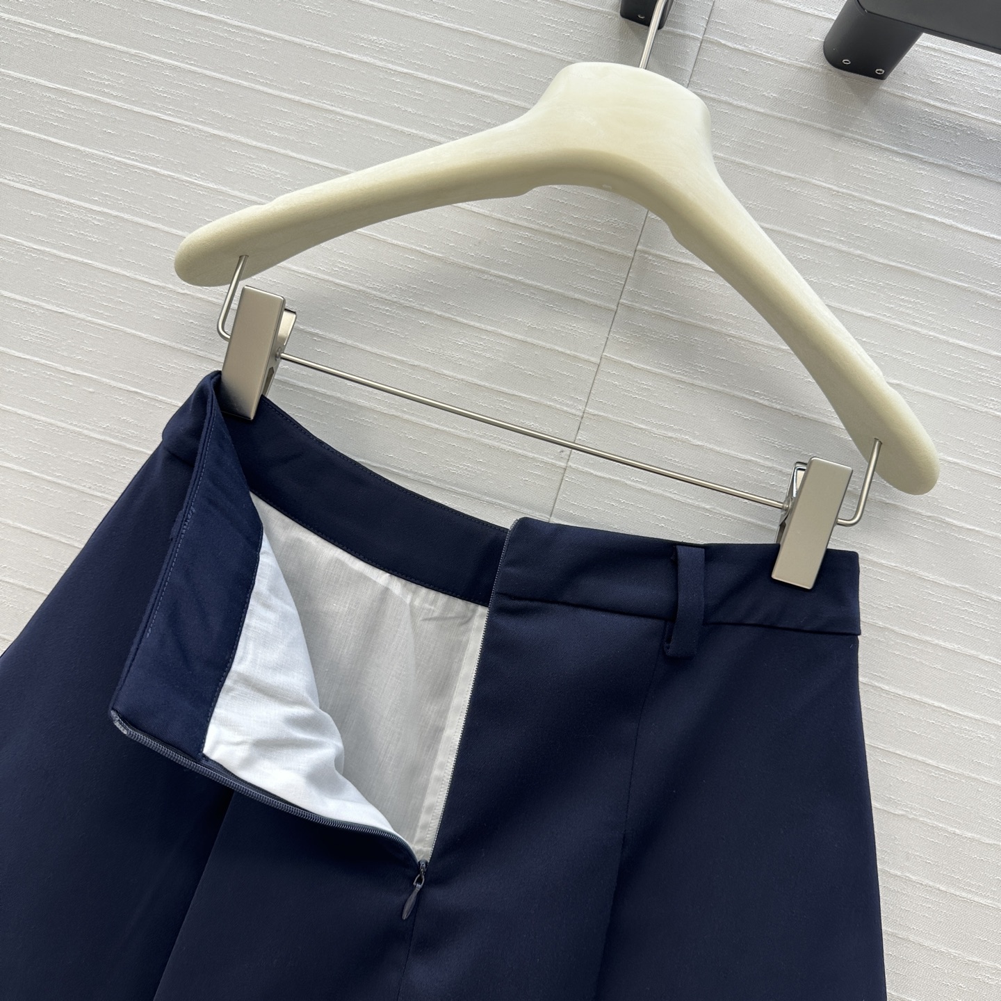 独家首发❤️miu系少女穿搭！知性分子学院风压褶短半裙，撞色压褶内衬拼接假两件式设计甜酷兼备减龄穿搭。经