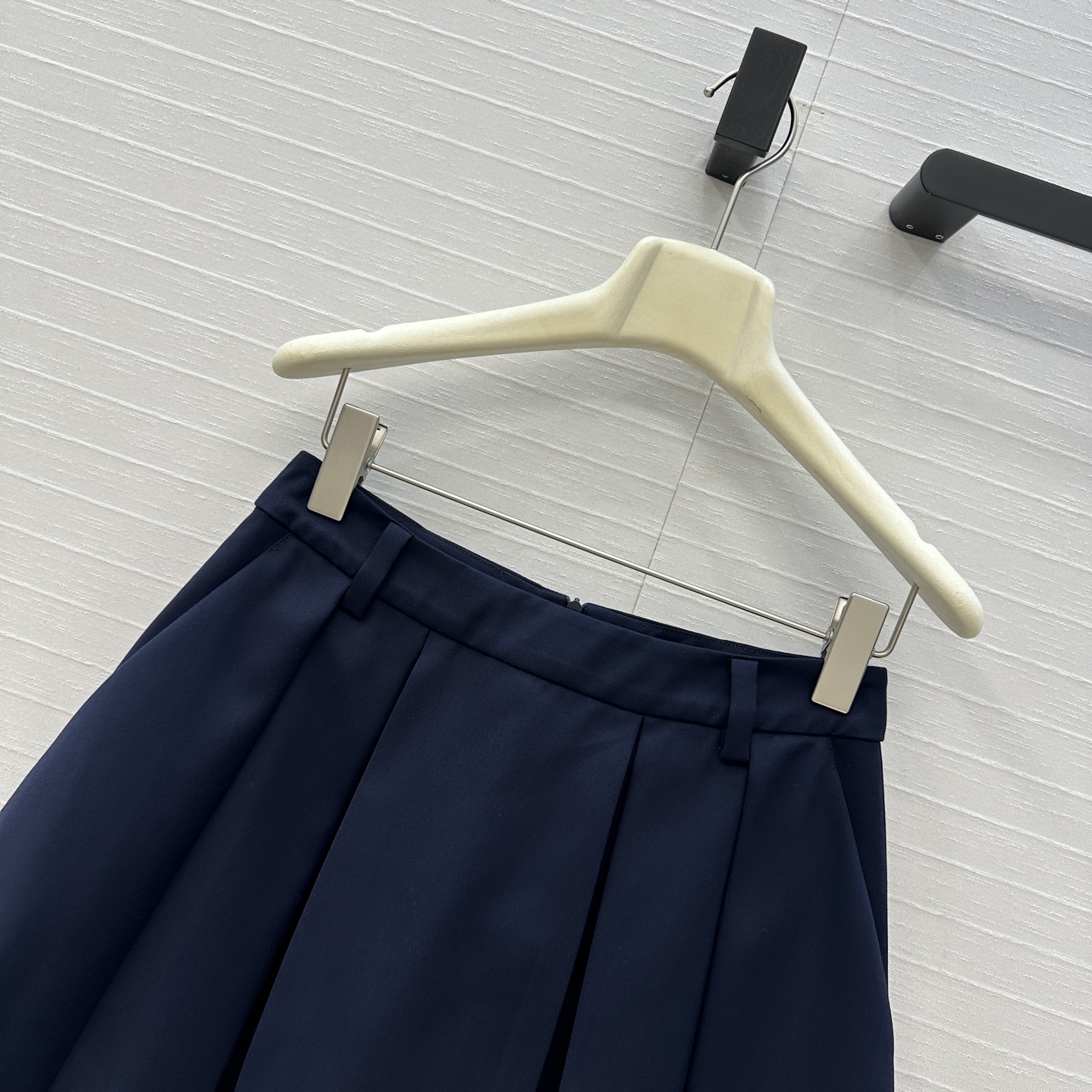 独家首发❤️miu系少女穿搭！知性分子学院风压褶短半裙，撞色压褶内衬拼接假两件式设计甜酷兼备减龄穿搭。经