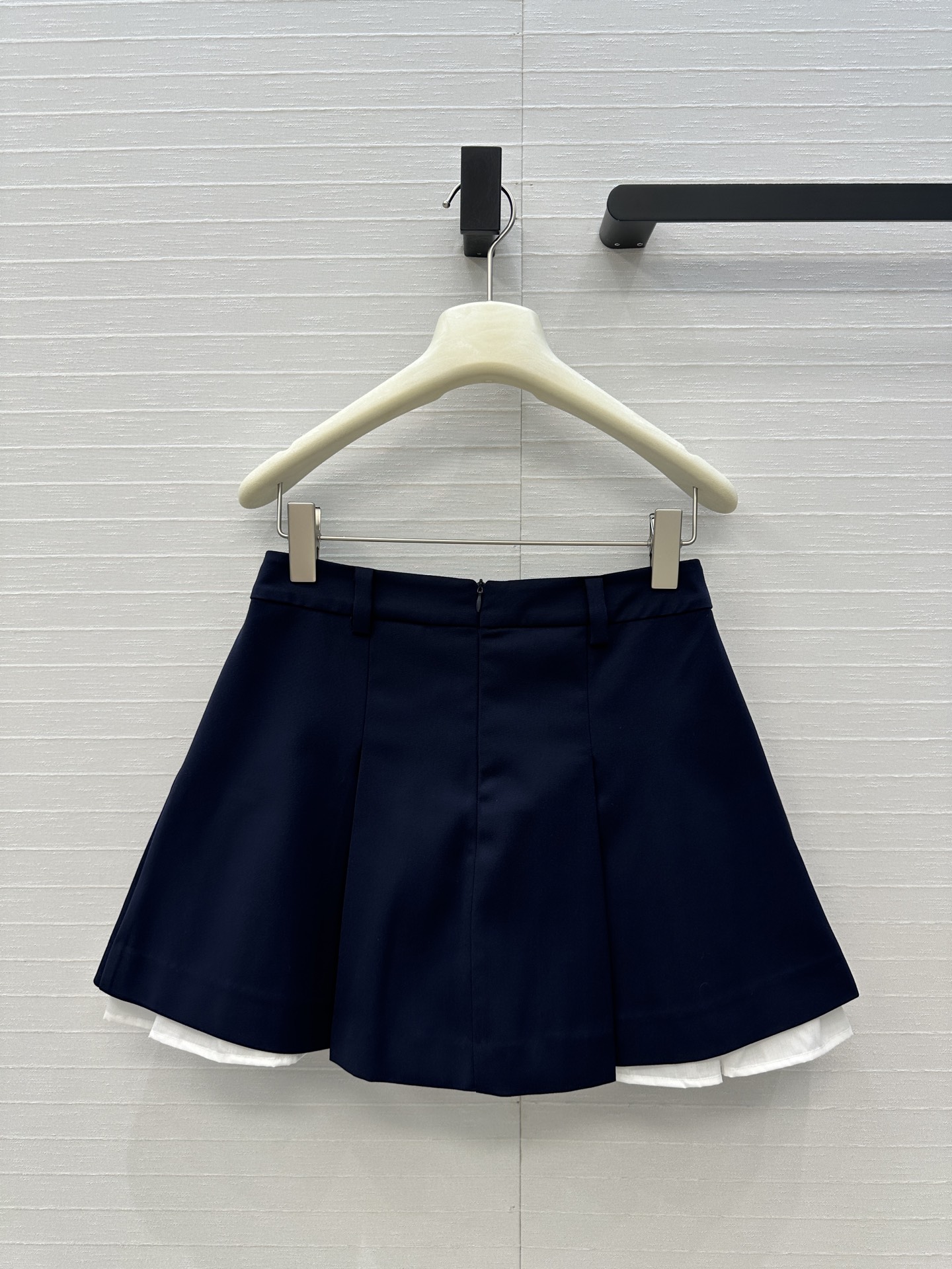 独家首发❤️miu系少女穿搭！知性分子学院风压褶短半裙，撞色压褶内衬拼接假两件式设计甜酷兼备减龄穿搭。经