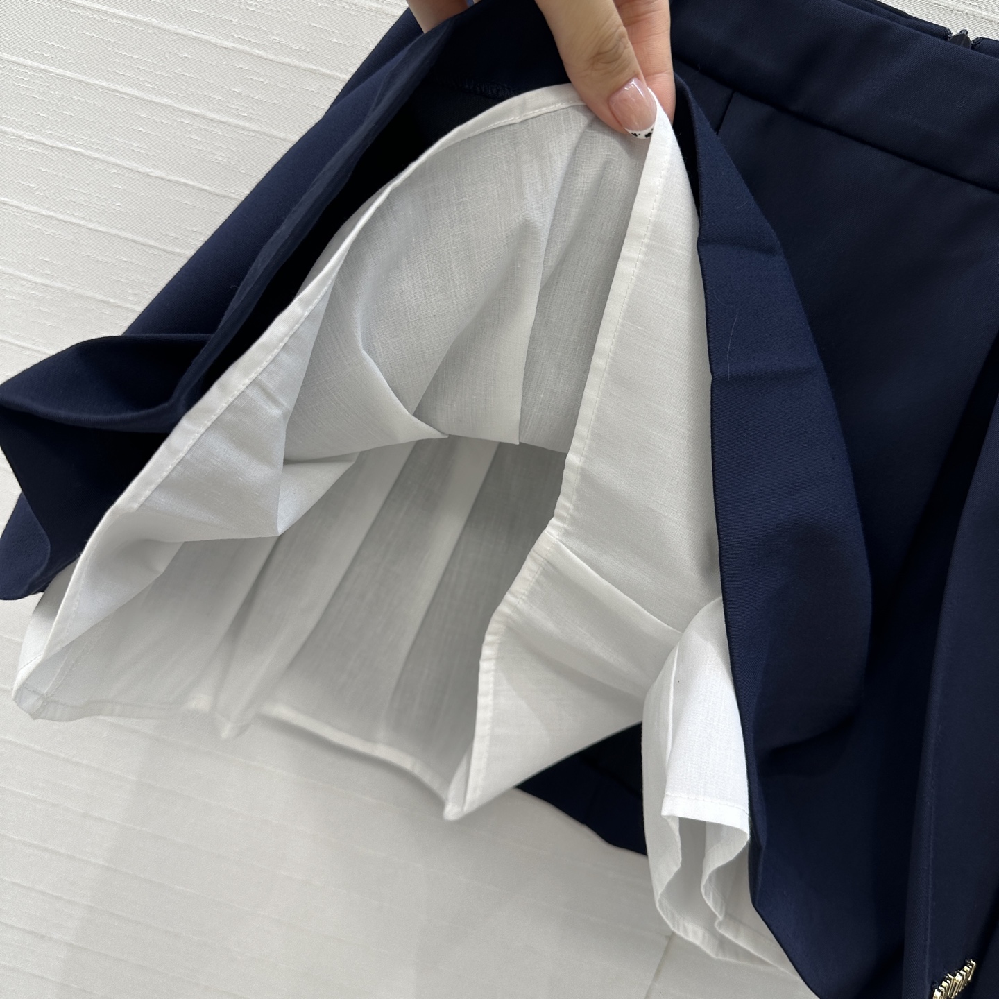 独家首发❤️miu系少女穿搭！知性分子学院风压褶短半裙，撞色压褶内衬拼接假两件式设计甜酷兼备减龄穿搭。经