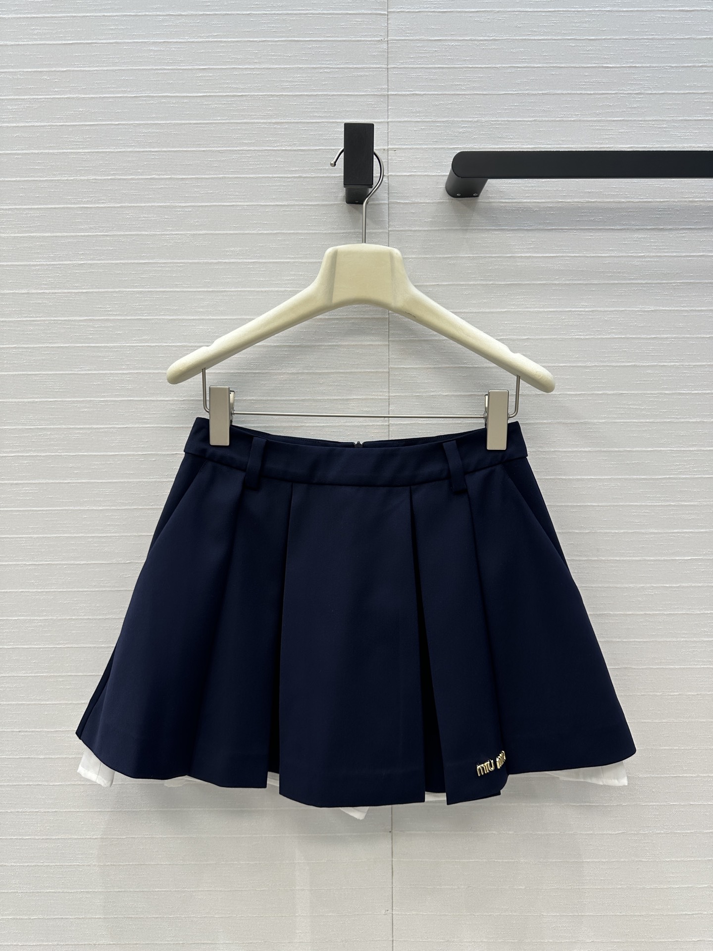 独家首发❤️miu系少女穿搭！知性分子学院风压褶短半裙，撞色压褶内衬拼接假两件式设计甜酷兼备减龄穿搭。经