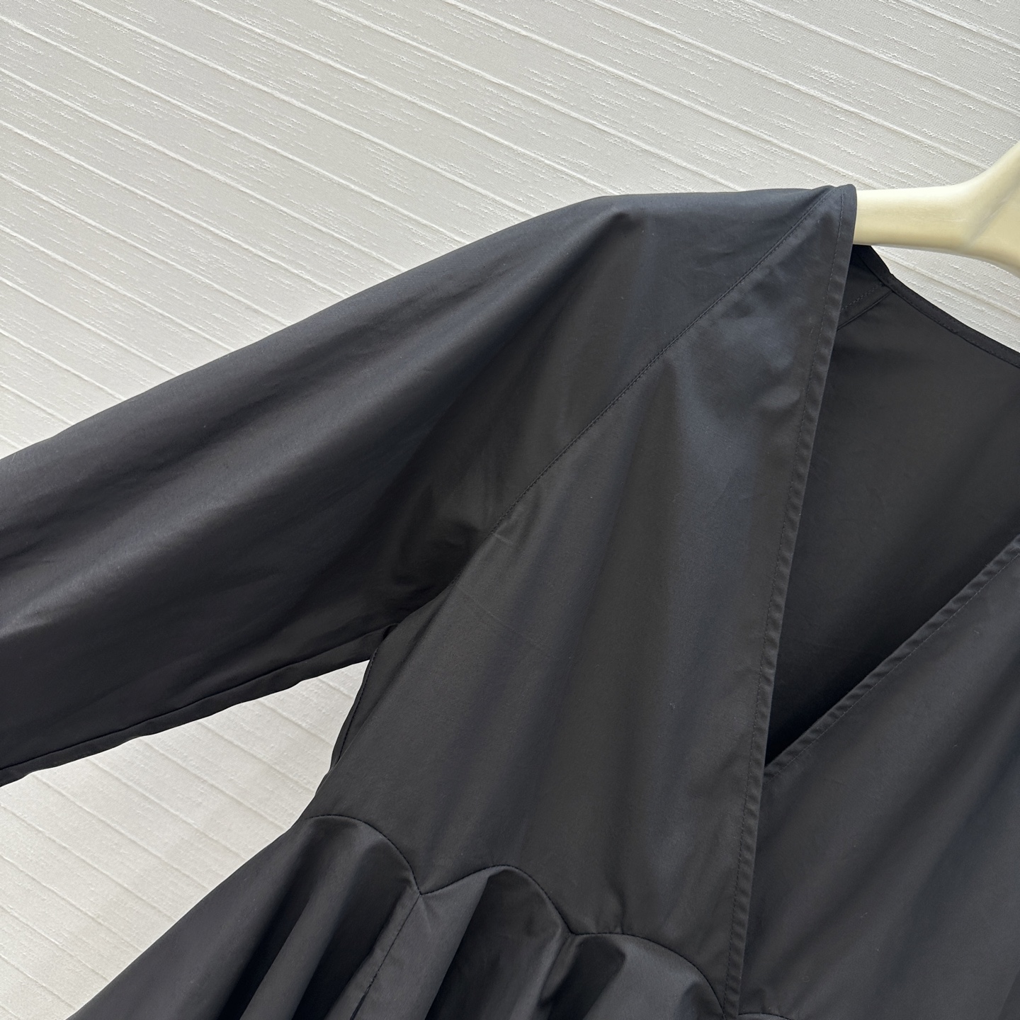 独家首发❤️原单品质，Alai*25早秋新品深V领简约娃娃白色衬衫，立体剪裁大A版型褶裥蓬蓬裙摆上身显瘦