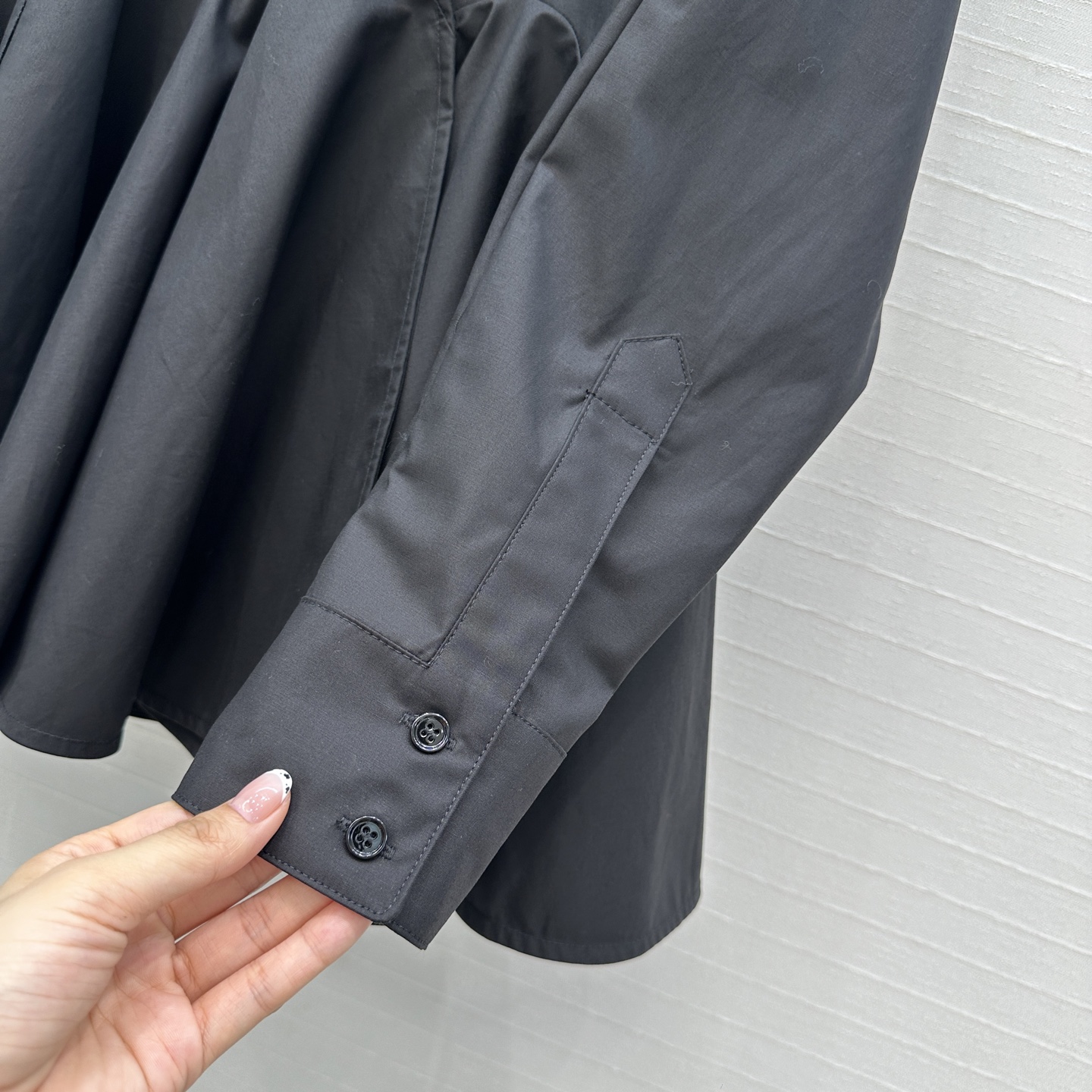 独家首发❤️原单品质，Alai*25早秋新品深V领简约娃娃白色衬衫，立体剪裁大A版型褶裥蓬蓬裙摆上身显瘦