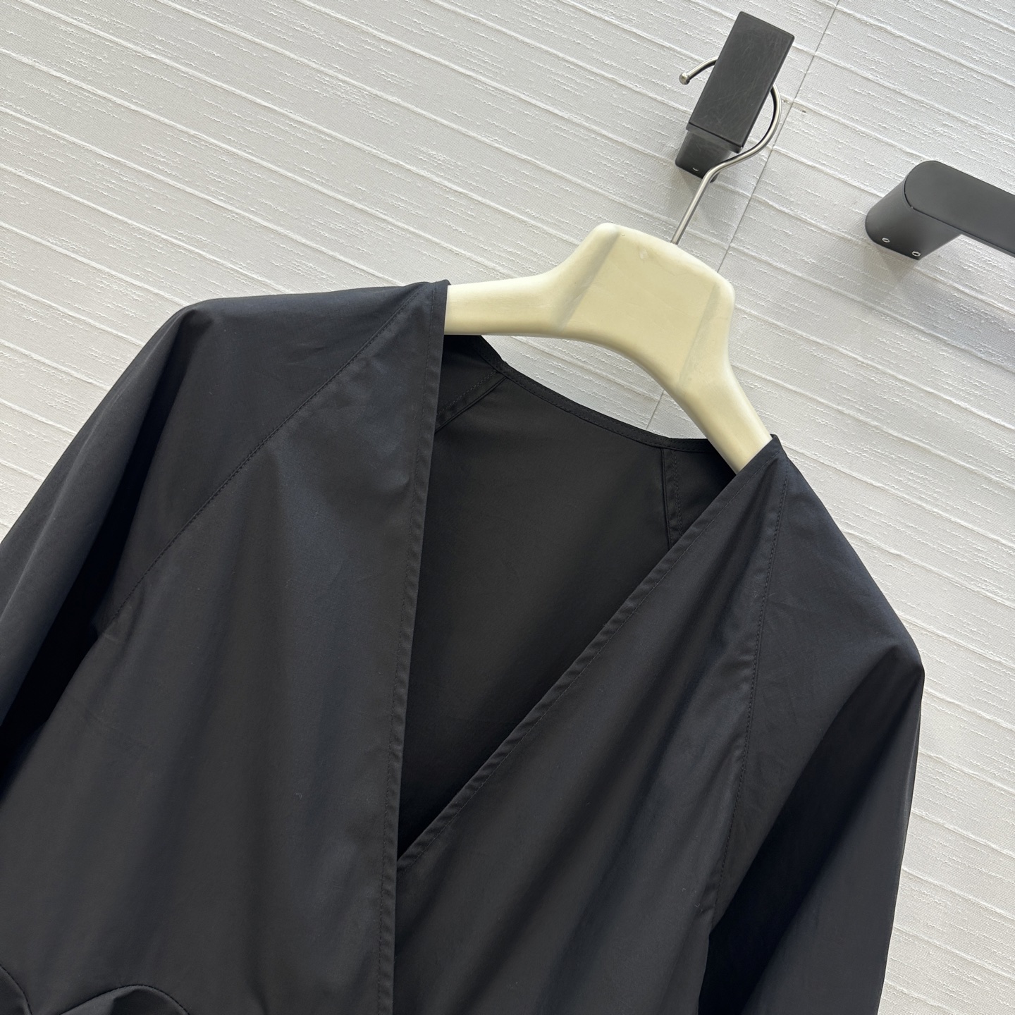 独家首发❤️原单品质，Alai*25早秋新品深V领简约娃娃白色衬衫，立体剪裁大A版型褶裥蓬蓬裙摆上身显瘦