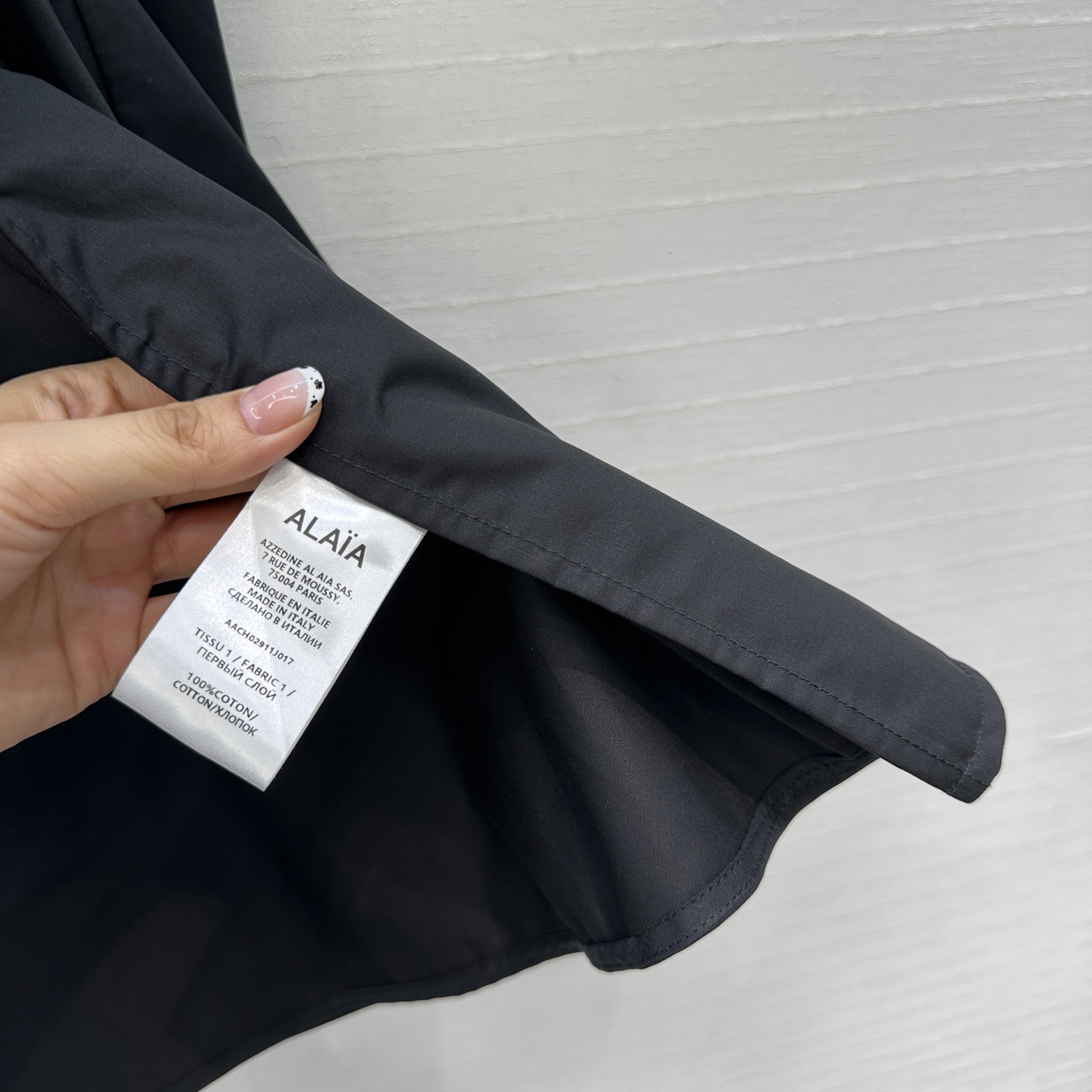 独家首发❤️原单品质，Alai*25早秋新品深V领简约娃娃白色衬衫，立体剪裁大A版型褶裥蓬蓬裙摆上身显瘦