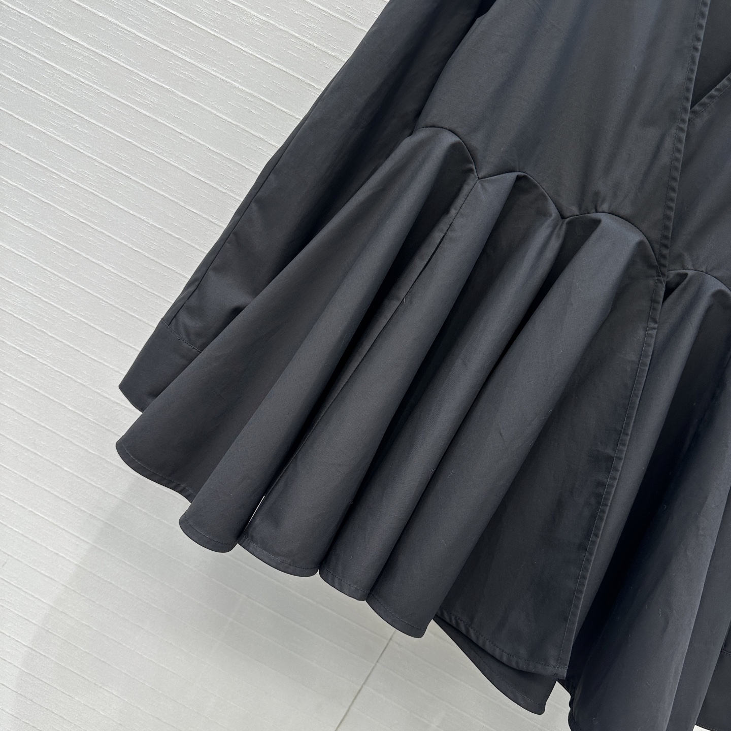 独家首发❤️原单品质，Alai*25早秋新品深V领简约娃娃白色衬衫，立体剪裁大A版型褶裥蓬蓬裙摆上身显瘦