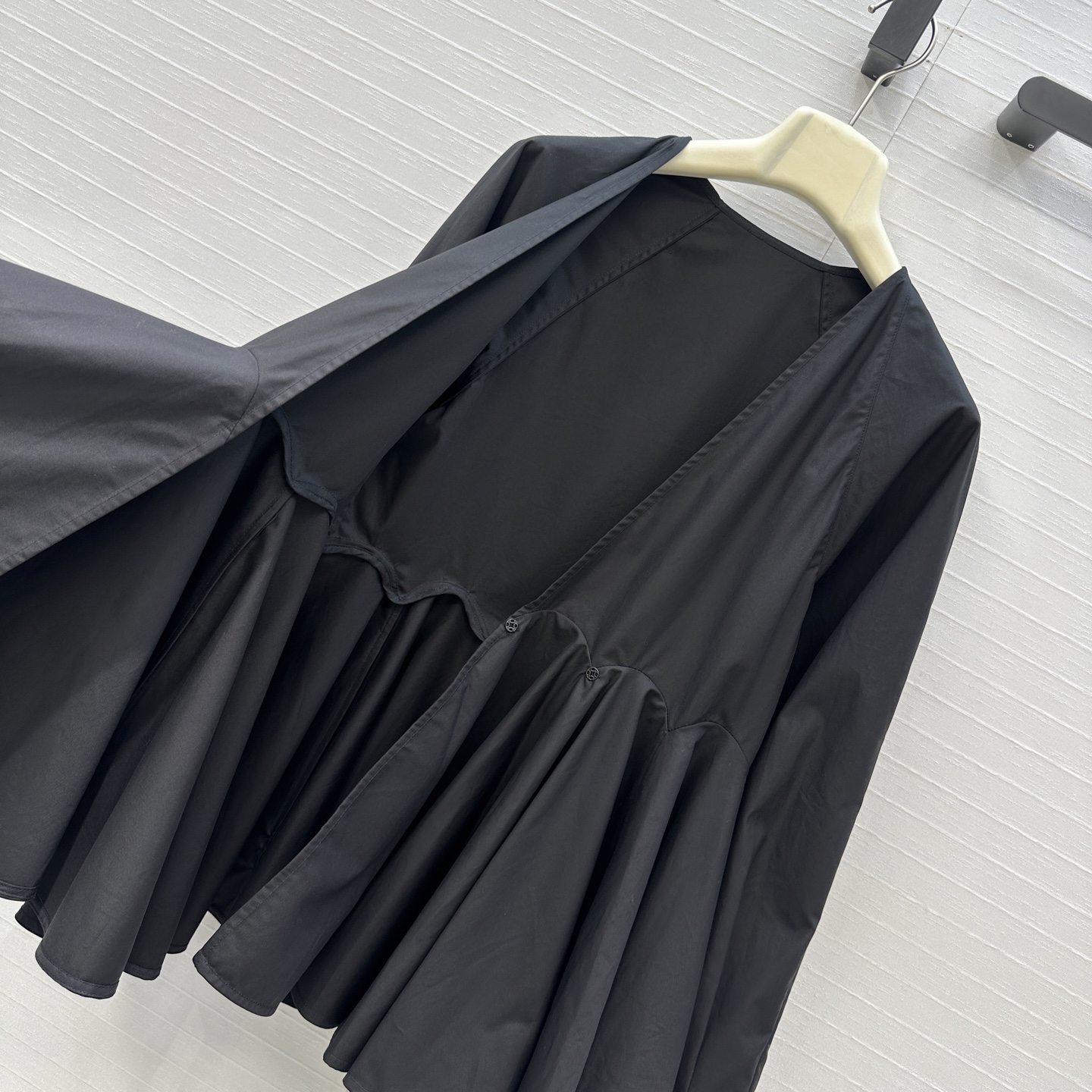 独家首发❤️原单品质，Alai*25早秋新品深V领简约娃娃白色衬衫，立体剪裁大A版型褶裥蓬蓬裙摆上身显瘦