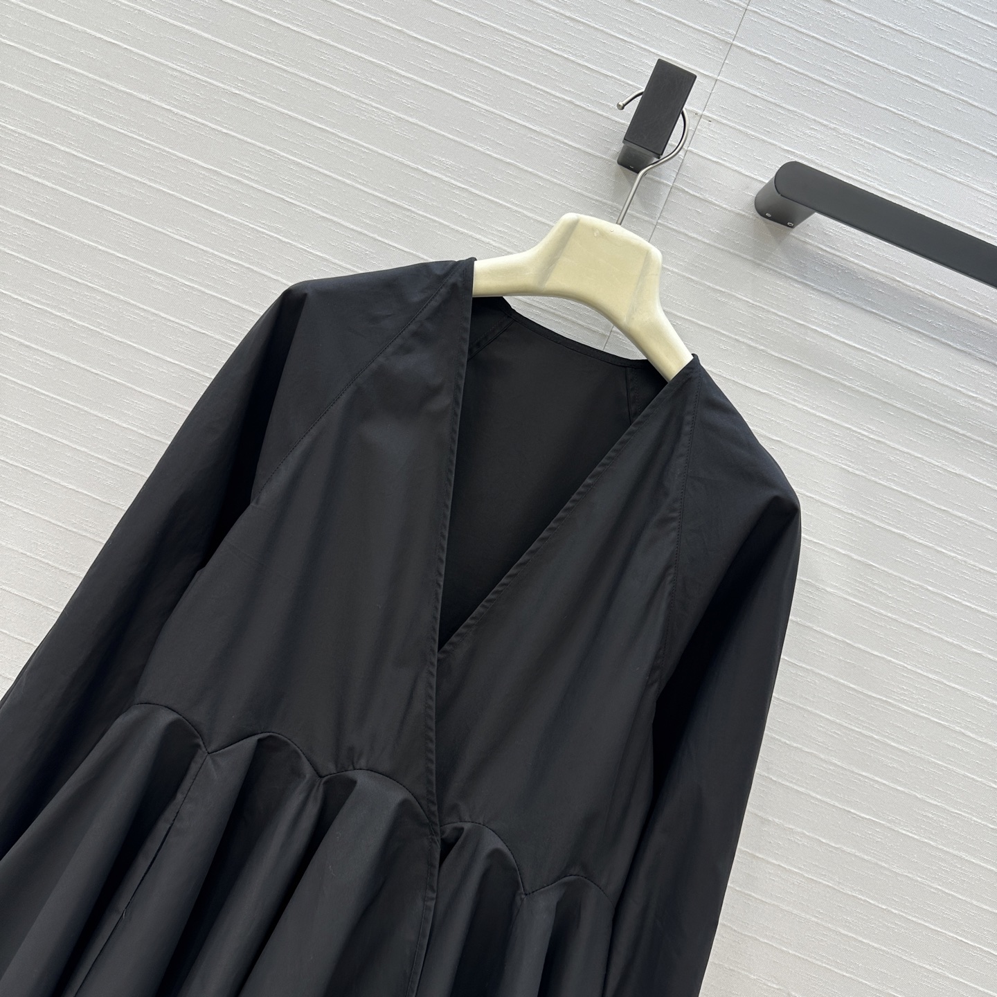 独家首发❤️原单品质，Alai*25早秋新品深V领简约娃娃白色衬衫，立体剪裁大A版型褶裥蓬蓬裙摆上身显瘦