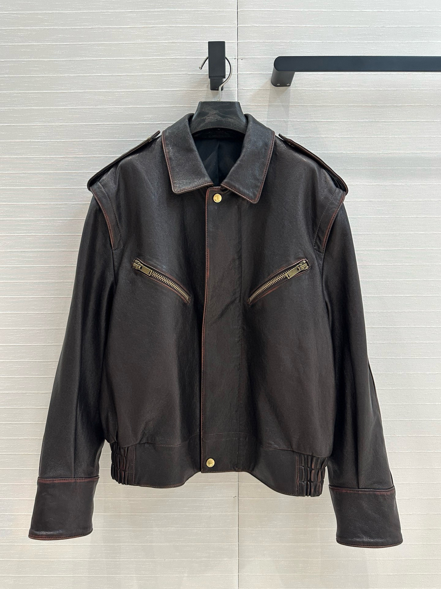 NO:689650,Exclusive first release of high-end original quality, slp new retro, modern and fashionable essential leather jacket!  Square shoulder silhouette jacket!  Original custom-made top-grade lambskin imported from Türkiye, vegetable tanned leather with a fleshy texture, oily, soft and delicate!  The original 3D three-dimensional tailoring looks simple and super heavy-duty!  I love the classic motorcycle silhouette jacket!  The roll-up cuffs are designed for a fashionable and handsome casual and lazy style, and the perfect fit is flattering and flattering on the upper body!  Strong self-retention!  Available in two colors and three sizes. Size 38, shoulder width 48, bust 120, length 61.,Saint Laurent-clothing,loro piana,saint laurent,jackets & coats,jackets & coats,leather jacket,sheepskin,19860909独家首发高端原单品质,slp新品复古摩登时髦夹必备皮衣！直角肩廓形夹克外套！原版定制顶级土耳其进口小羊皮,植鞣工艺皮质肉感油润柔软又细腻！原版3D立体剪裁看似简单版型超重工！经典机车廓形夹克超级大爱！可卷边袖口设计时髦又帅气的随性慵懒风,完美版型上身又A又飒！强烈自留款！现货两色三码.38码,肩宽48,胸围120,衣长61.,圣罗兰-服装,loro piana,saint laurent,jackets & coats,jackets & coats,leather jacket,sheepskin,,Women's clothing