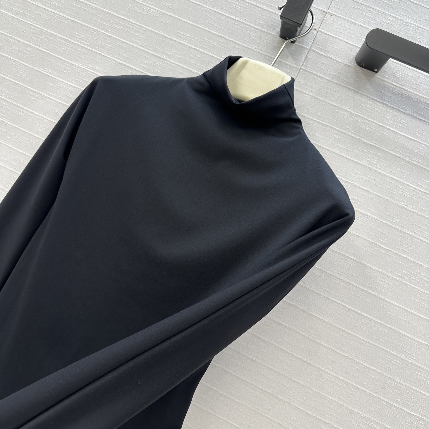 强烈推荐。原单品质❤️Alai*秋冬新品中高领连体衣，简约利落的设计叠搭时髦风。弹力修身塑形包容性大超显