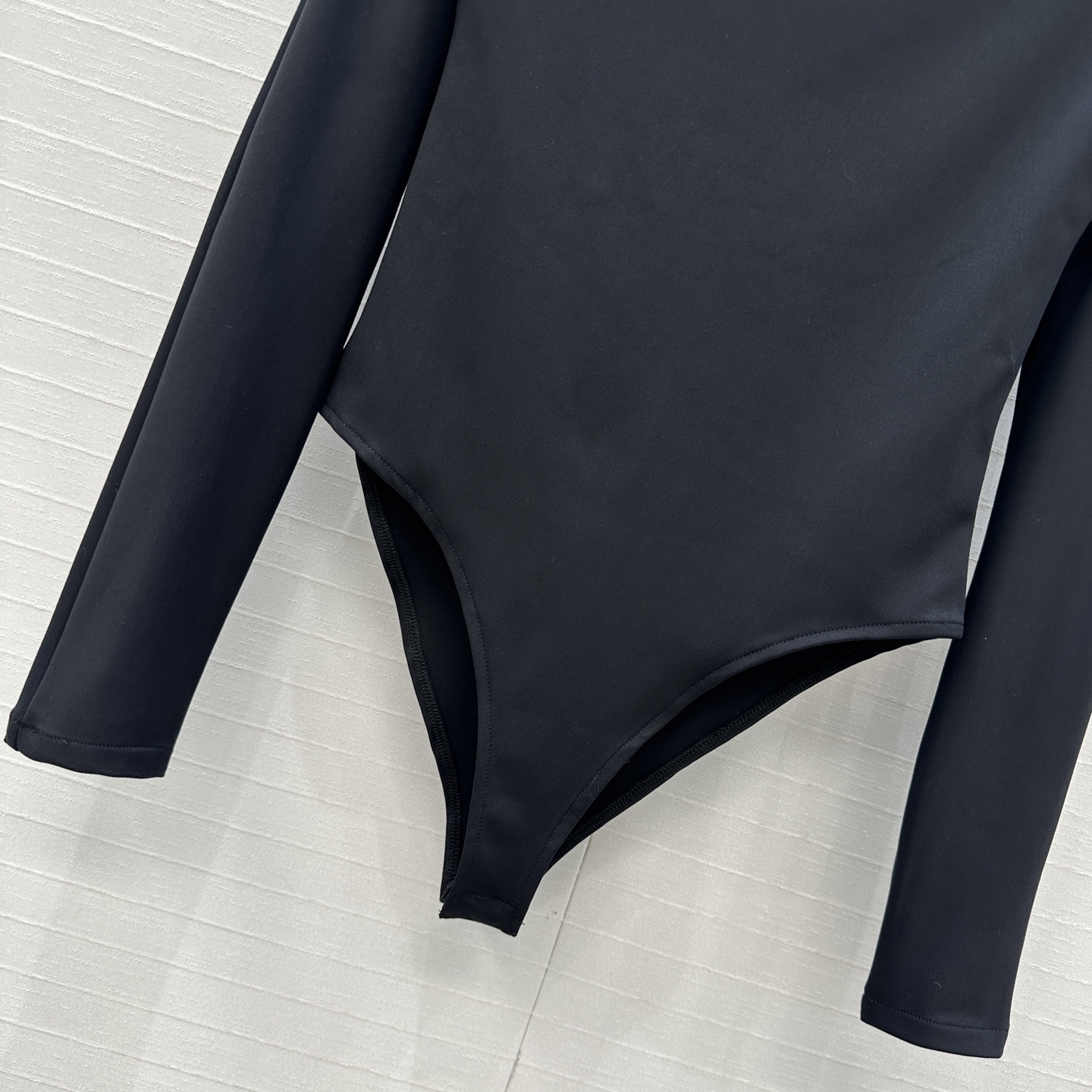 强烈推荐。原单品质❤️Alai*秋冬新品中高领连体衣，简约利落的设计叠搭时髦风。弹力修身塑形包容性大超显