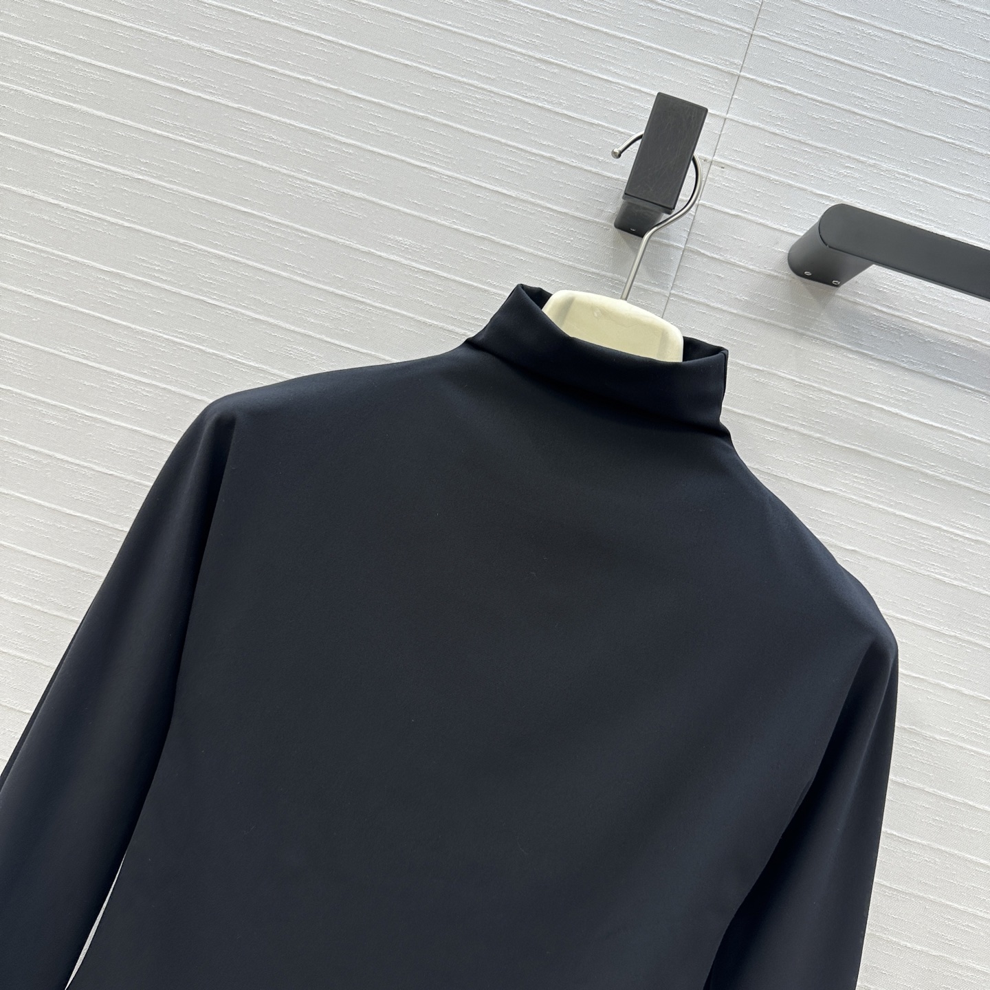 强烈推荐。原单品质❤️Alai*秋冬新品中高领连体衣，简约利落的设计叠搭时髦风。弹力修身塑形包容性大超显