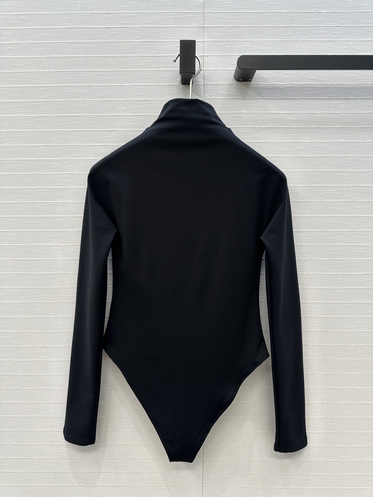 强烈推荐。原单品质❤️Alai*秋冬新品中高领连体衣，简约利落的设计叠搭时髦风。弹力修身塑形包容性大超显