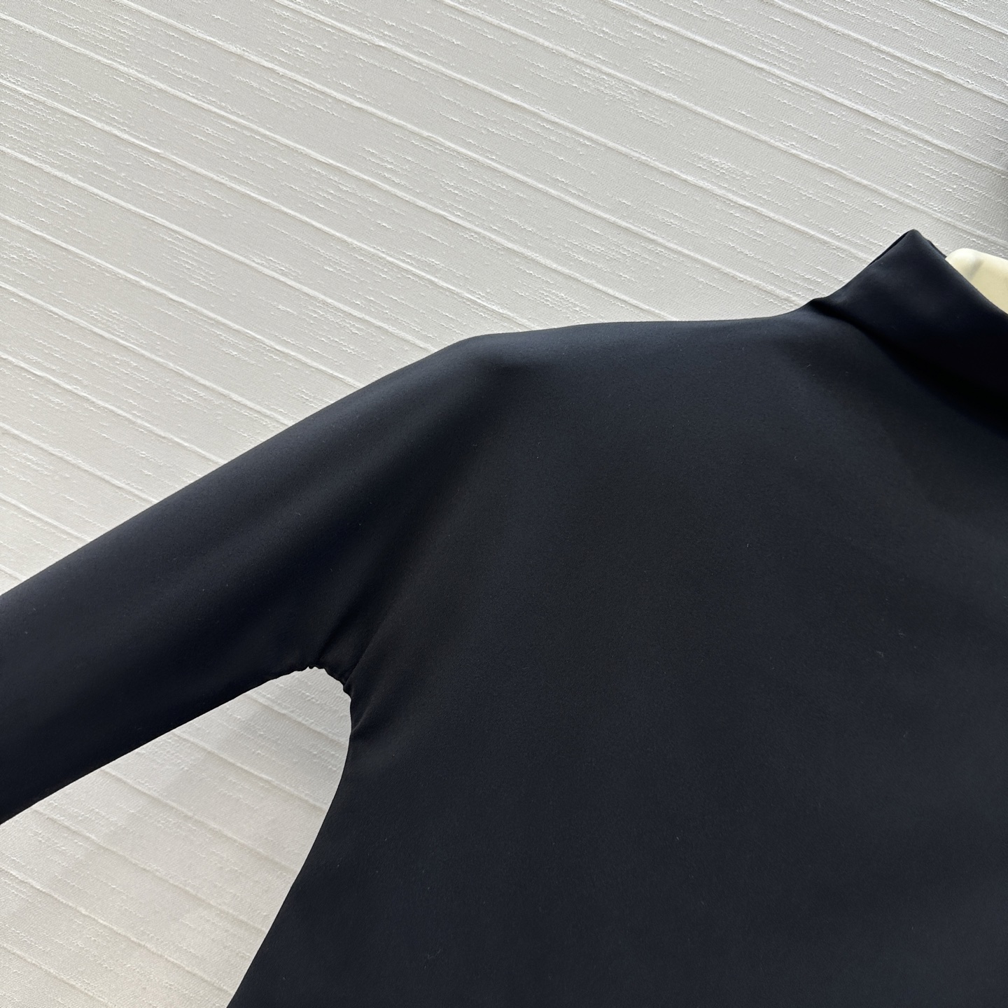 强烈推荐。原单品质❤️Alai*秋冬新品中高领连体衣，简约利落的设计叠搭时髦风。弹力修身塑形包容性大超显