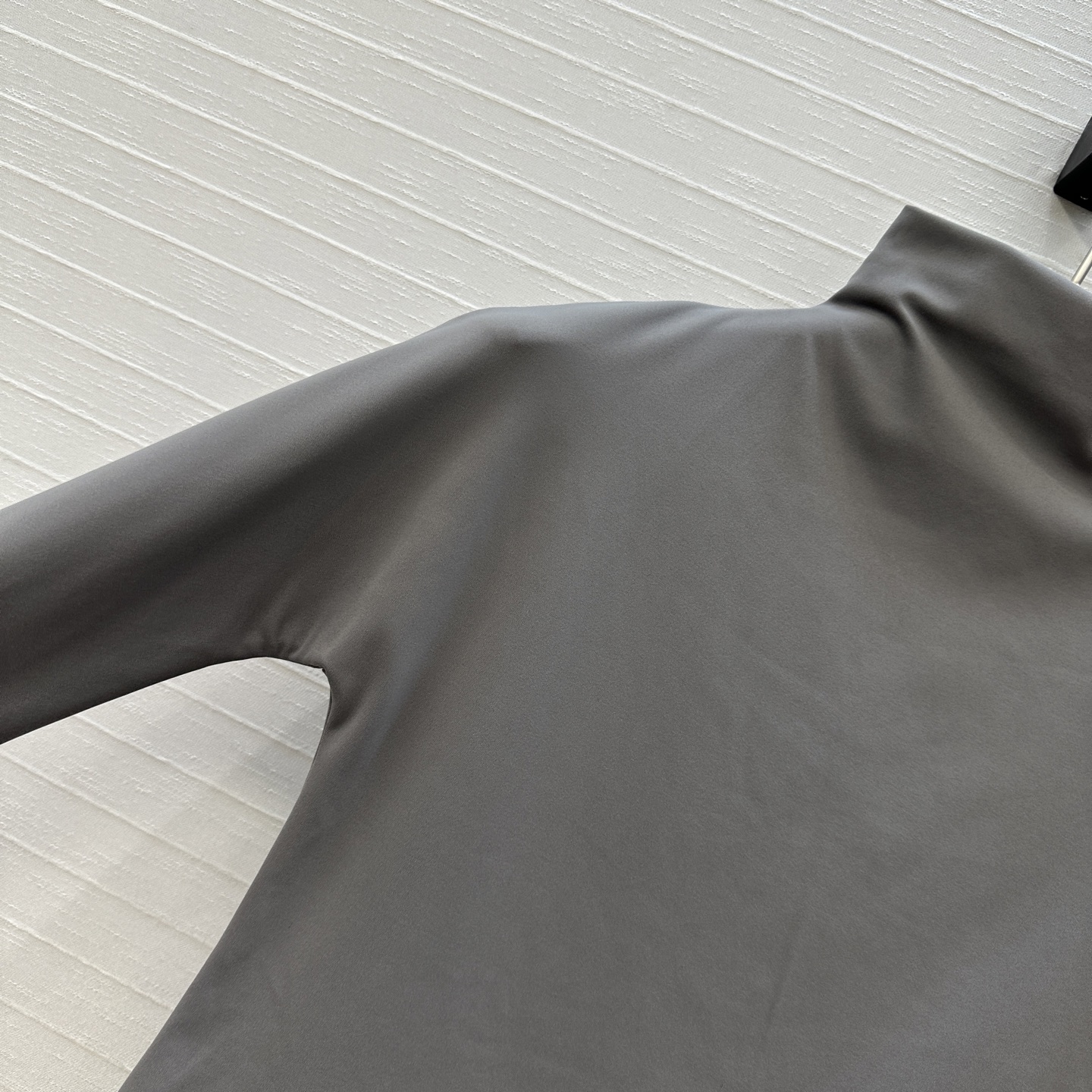 强烈推荐。原单品质❤️Alai*秋冬新品中高领连体衣，简约利落的设计叠搭时髦风。弹力修身塑形包容性大超显