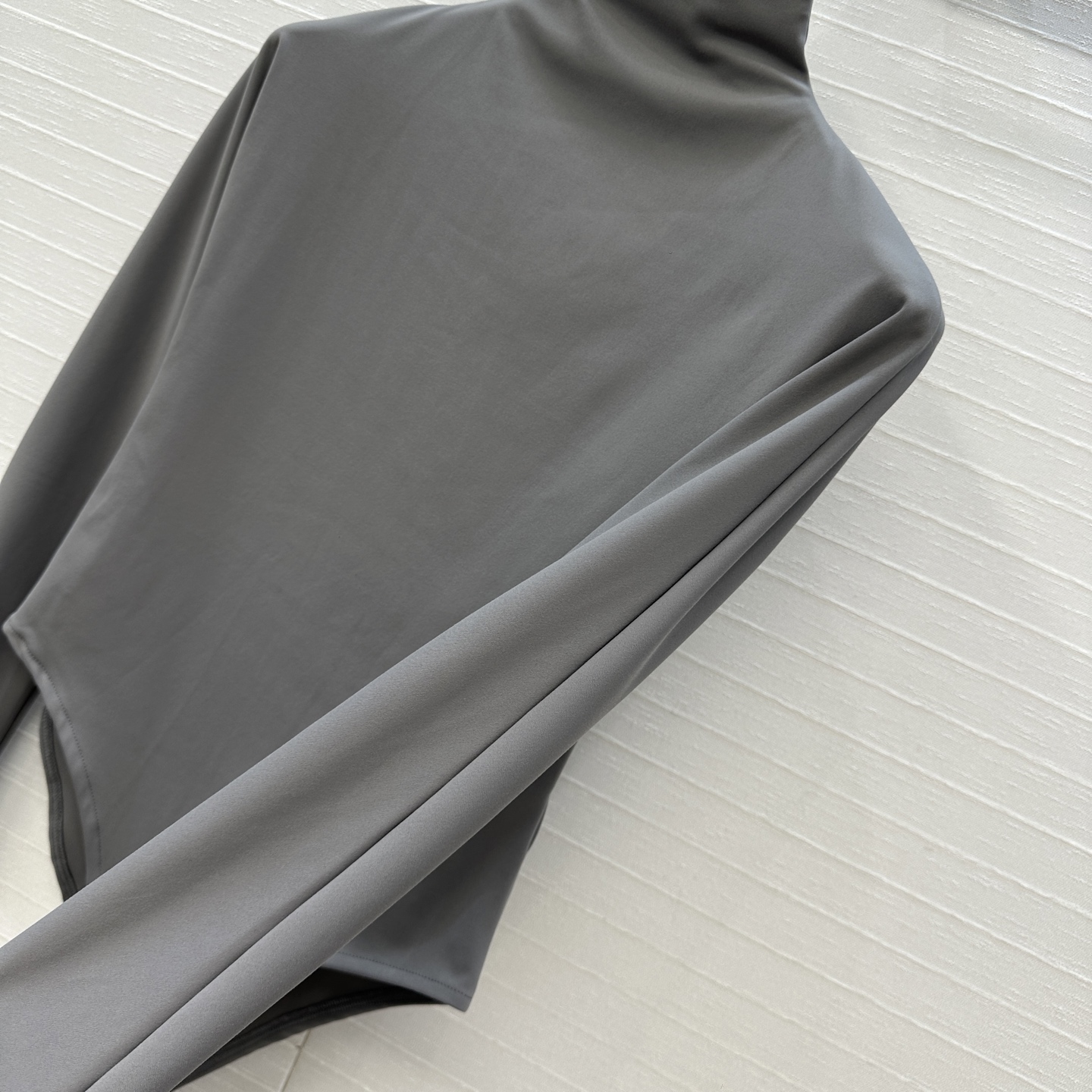 强烈推荐。原单品质❤️Alai*秋冬新品中高领连体衣，简约利落的设计叠搭时髦风。弹力修身塑形包容性大超显