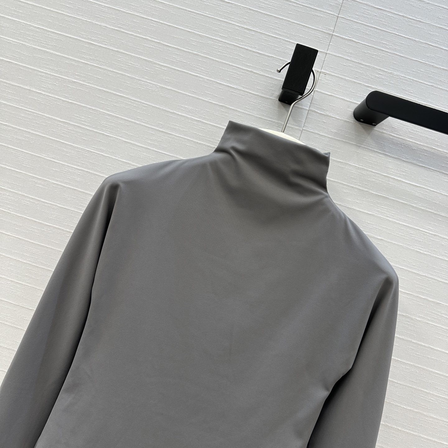 强烈推荐。原单品质❤️Alai*秋冬新品中高领连体衣，简约利落的设计叠搭时髦风。弹力修身塑形包容性大超显