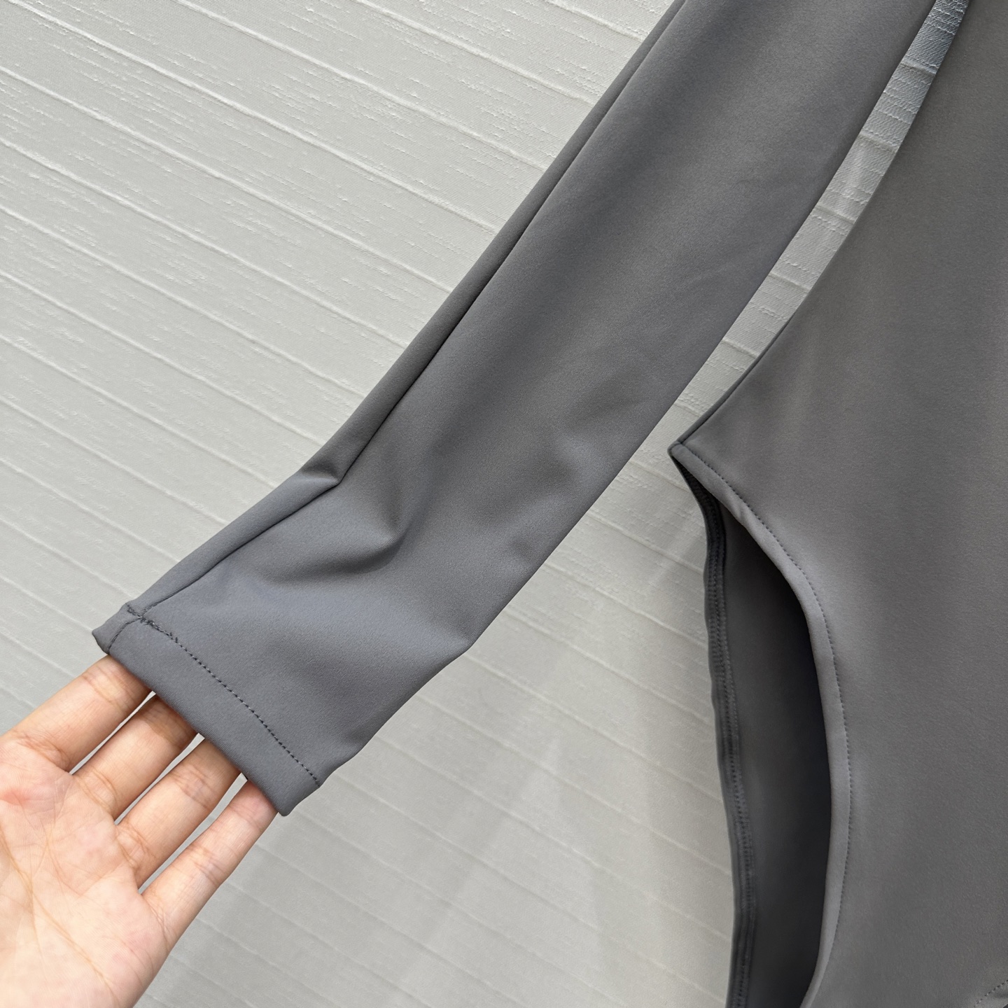 强烈推荐。原单品质❤️Alai*秋冬新品一字露肩连体衣，简约利落的设计叠搭时髦风。弹力修身塑形包容性大超