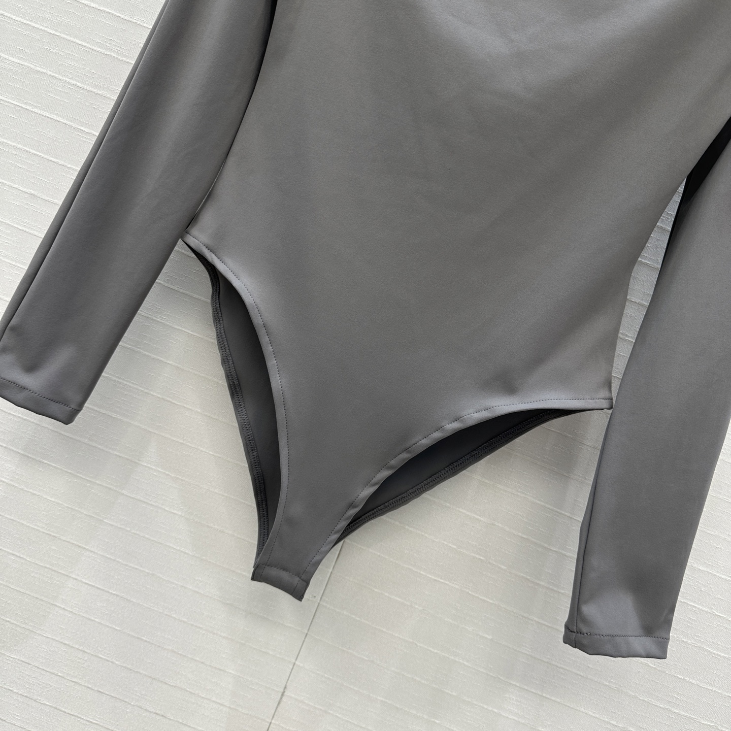 强烈推荐。原单品质❤️Alai*秋冬新品一字露肩连体衣，简约利落的设计叠搭时髦风。弹力修身塑形包容性大超