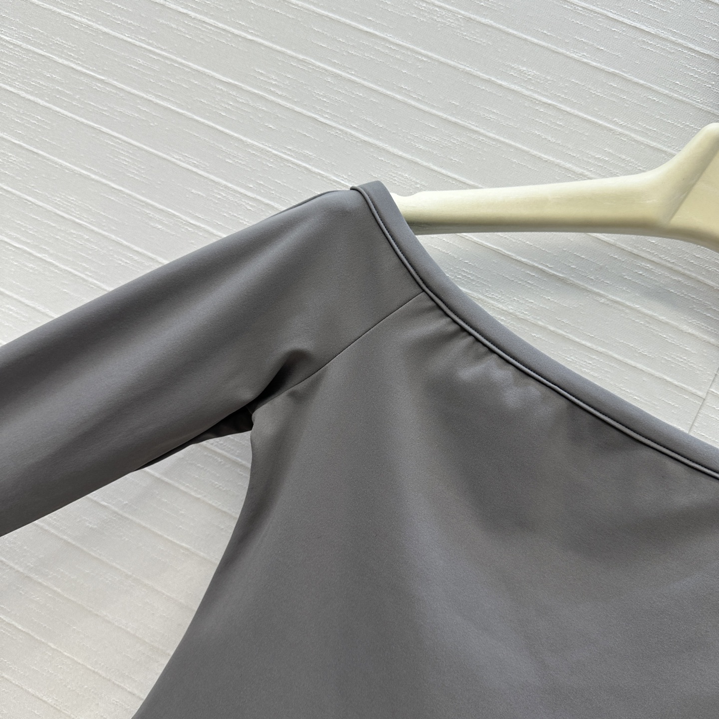 强烈推荐。原单品质❤️Alai*秋冬新品一字露肩连体衣，简约利落的设计叠搭时髦风。弹力修身塑形包容性大超