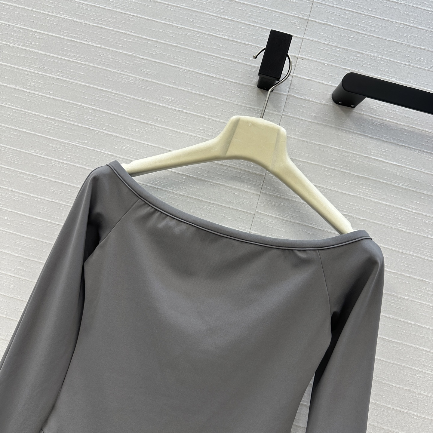 强烈推荐。原单品质❤️Alai*秋冬新品一字露肩连体衣，简约利落的设计叠搭时髦风。弹力修身塑形包容性大超