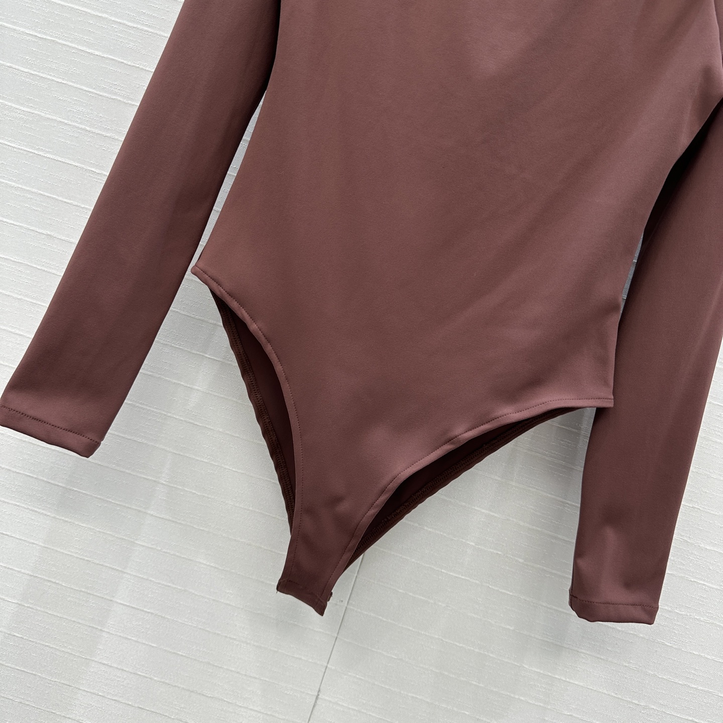 强烈推荐。原单品质❤️Alai*秋冬新品一字露肩连体衣，简约利落的设计叠搭时髦风。弹力修身塑形包容性大超