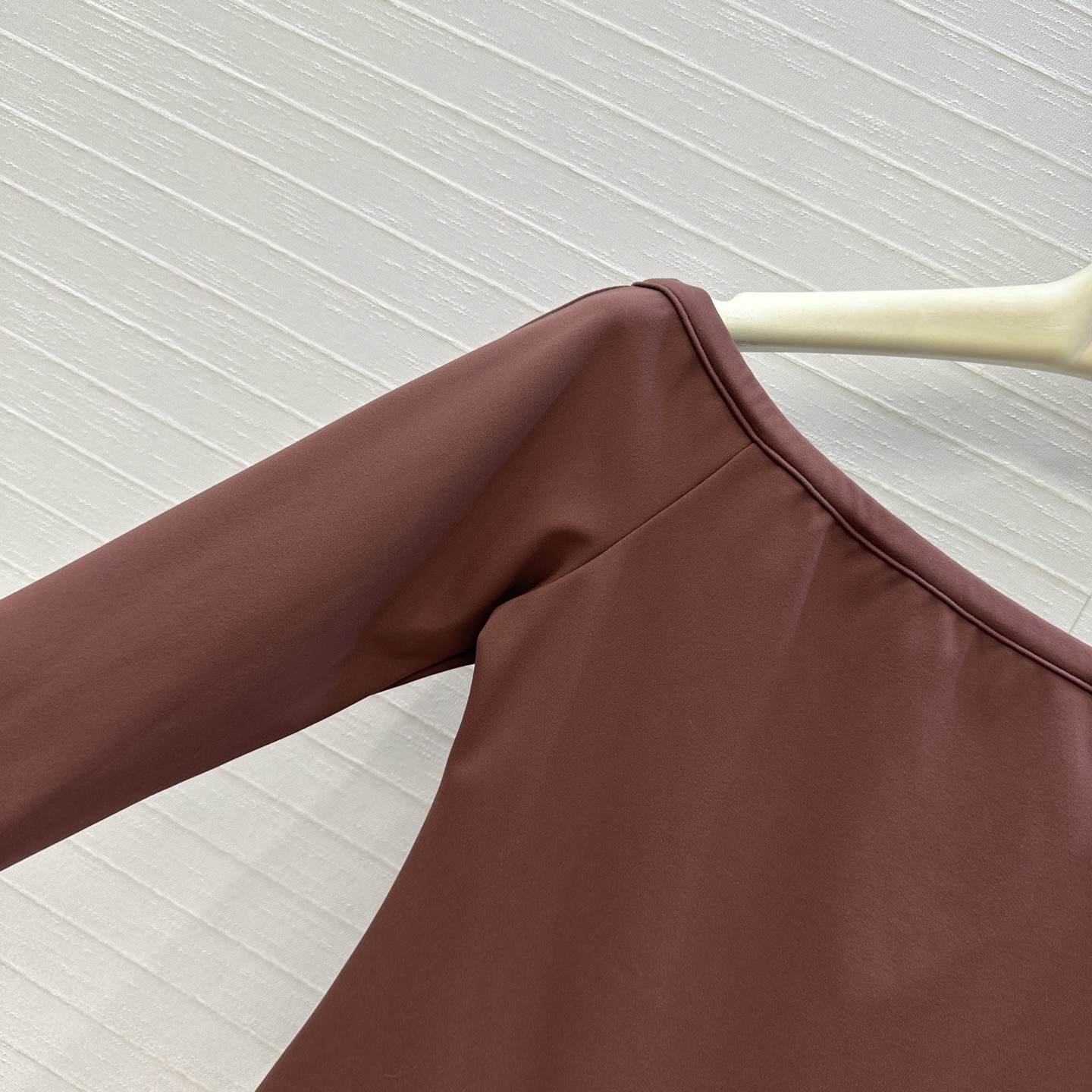 强烈推荐。原单品质❤️Alai*秋冬新品一字露肩连体衣，简约利落的设计叠搭时髦风。弹力修身塑形包容性大超